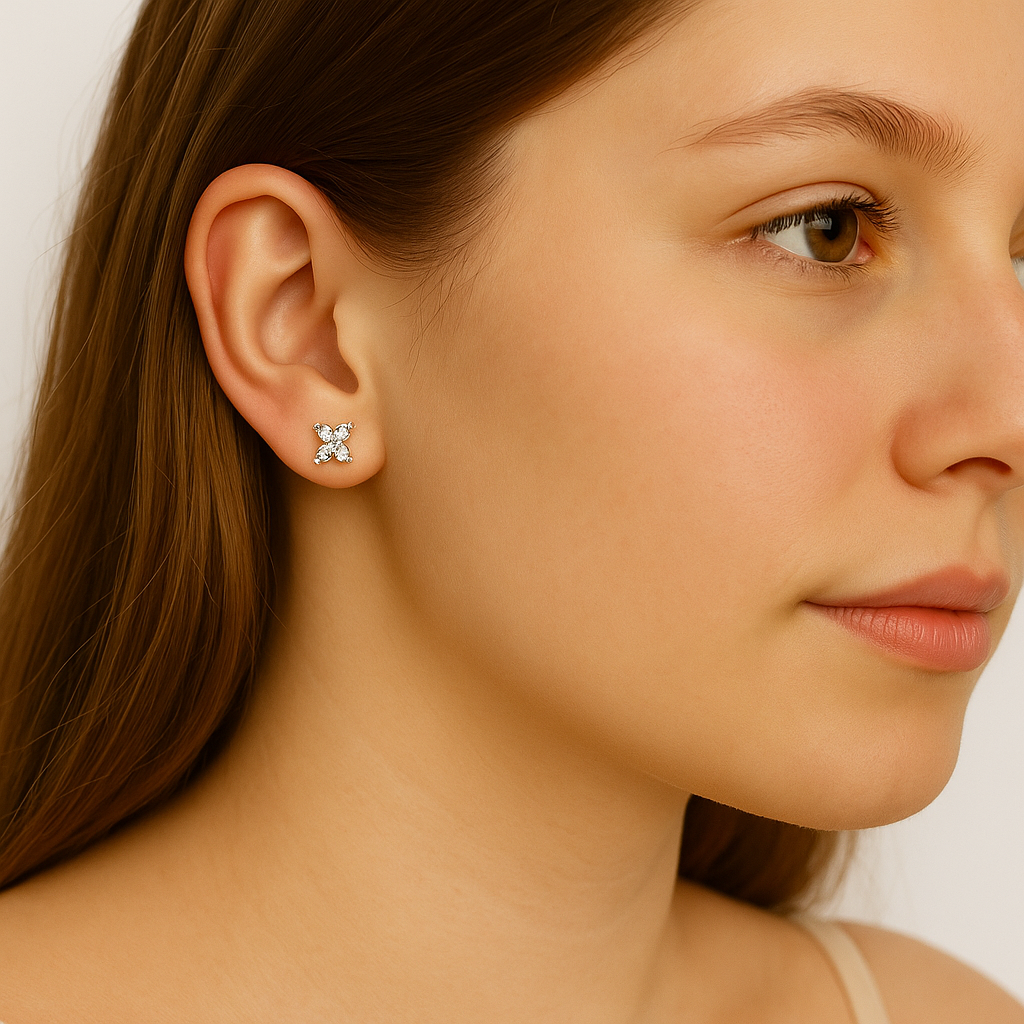 Aretes flor de 4 pétalos con diamantes y esfera central en oro blanco 18K ✨🌼