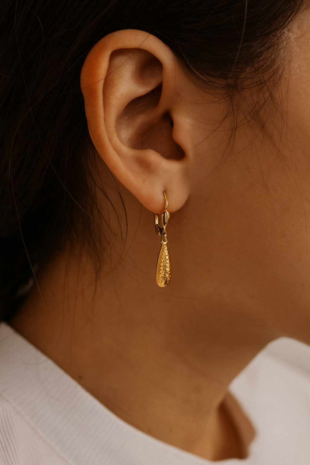 Aretes largos con cierre de presión en oro 14K