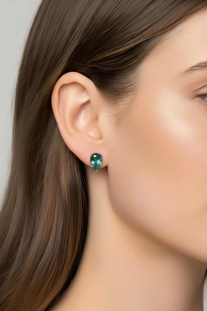 Aretes con esmeraldas en forma de gota en Oro amarillo 18K con cierre mariposa 💚✨
