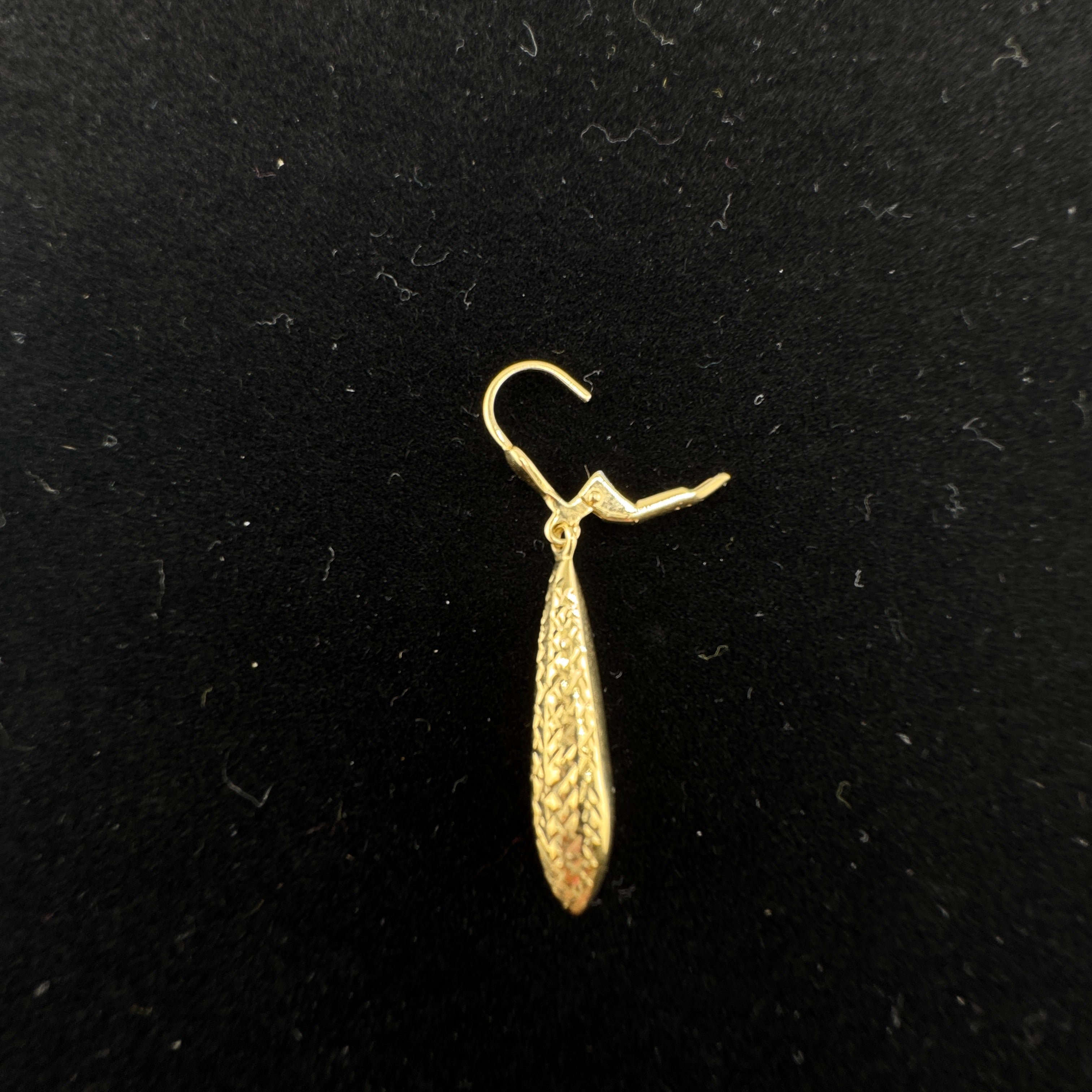 Aretes largos con cierre de presión en oro 14K