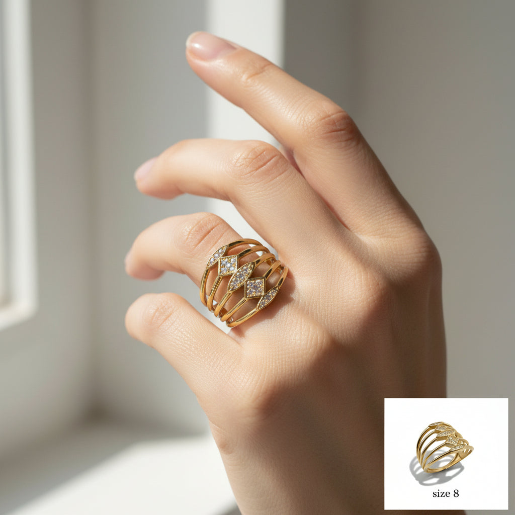 Anillo ancho de Oro 14K con diseño estilo cadena y estructura elevada sobre fondo blanco de TuOro