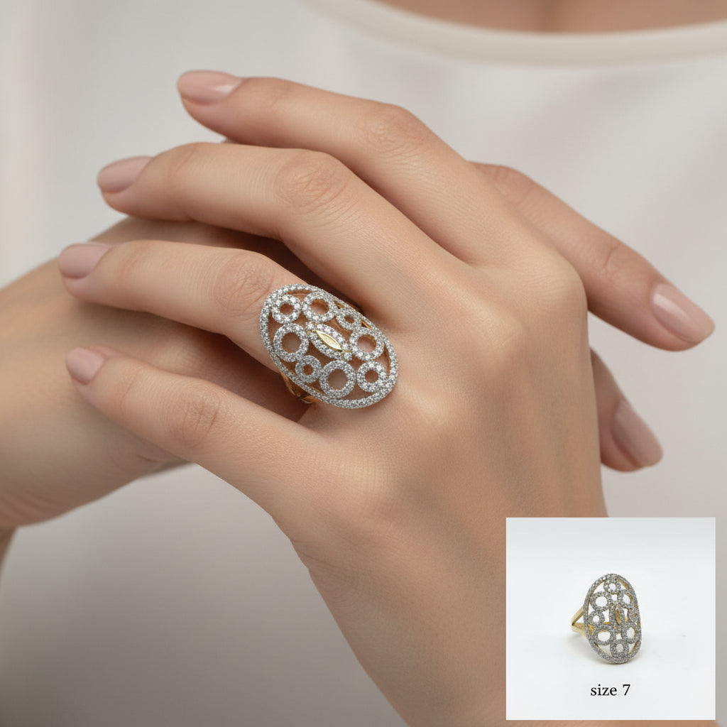 Anillo ancho de Oro 14K con diseño óvalo pavé y circonias brillantes sobre fondo blanco de TuOro