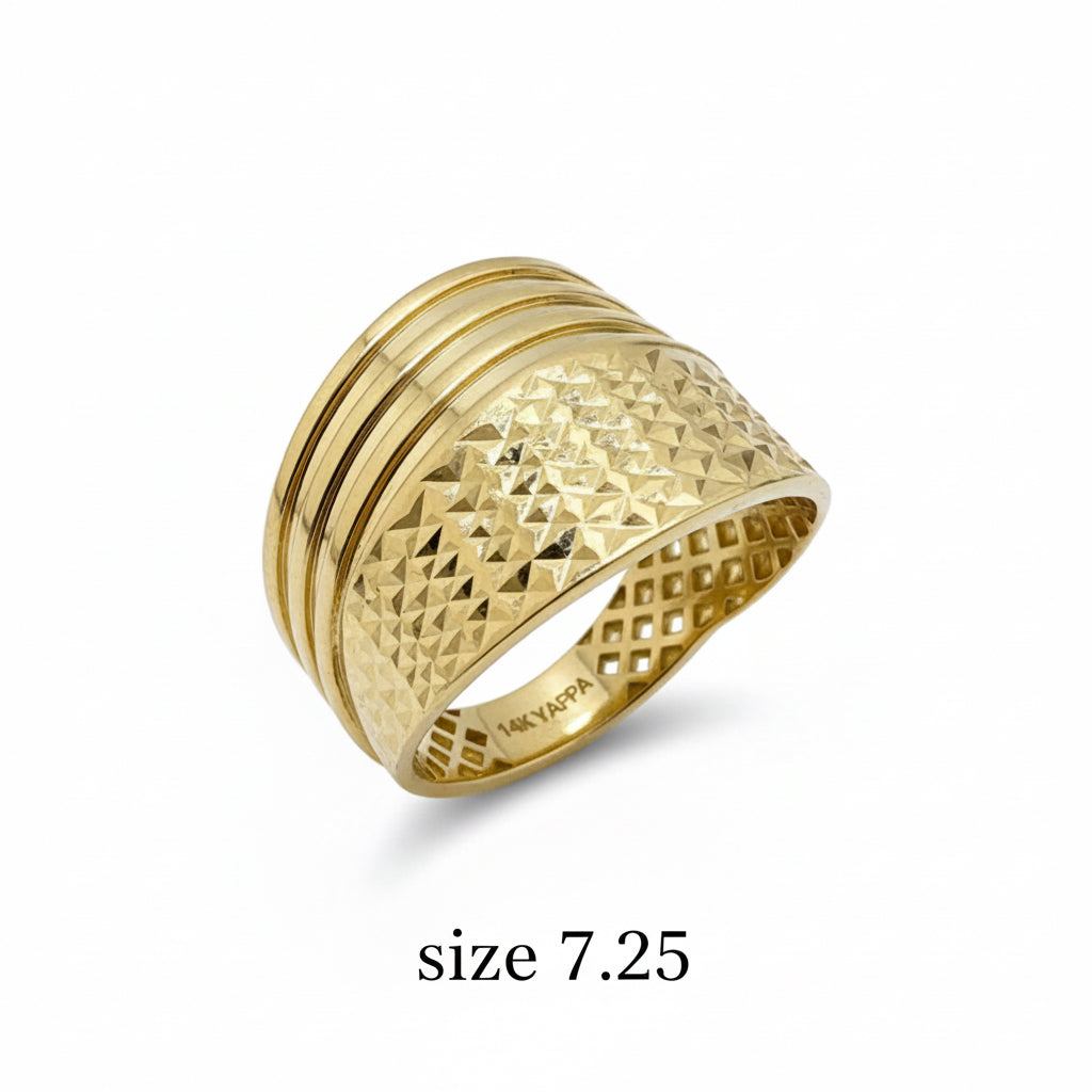 Anillo ancho de Oro 14K con diseño texturizado liso y acabado diamantado sobre fondo blanco de TuOro