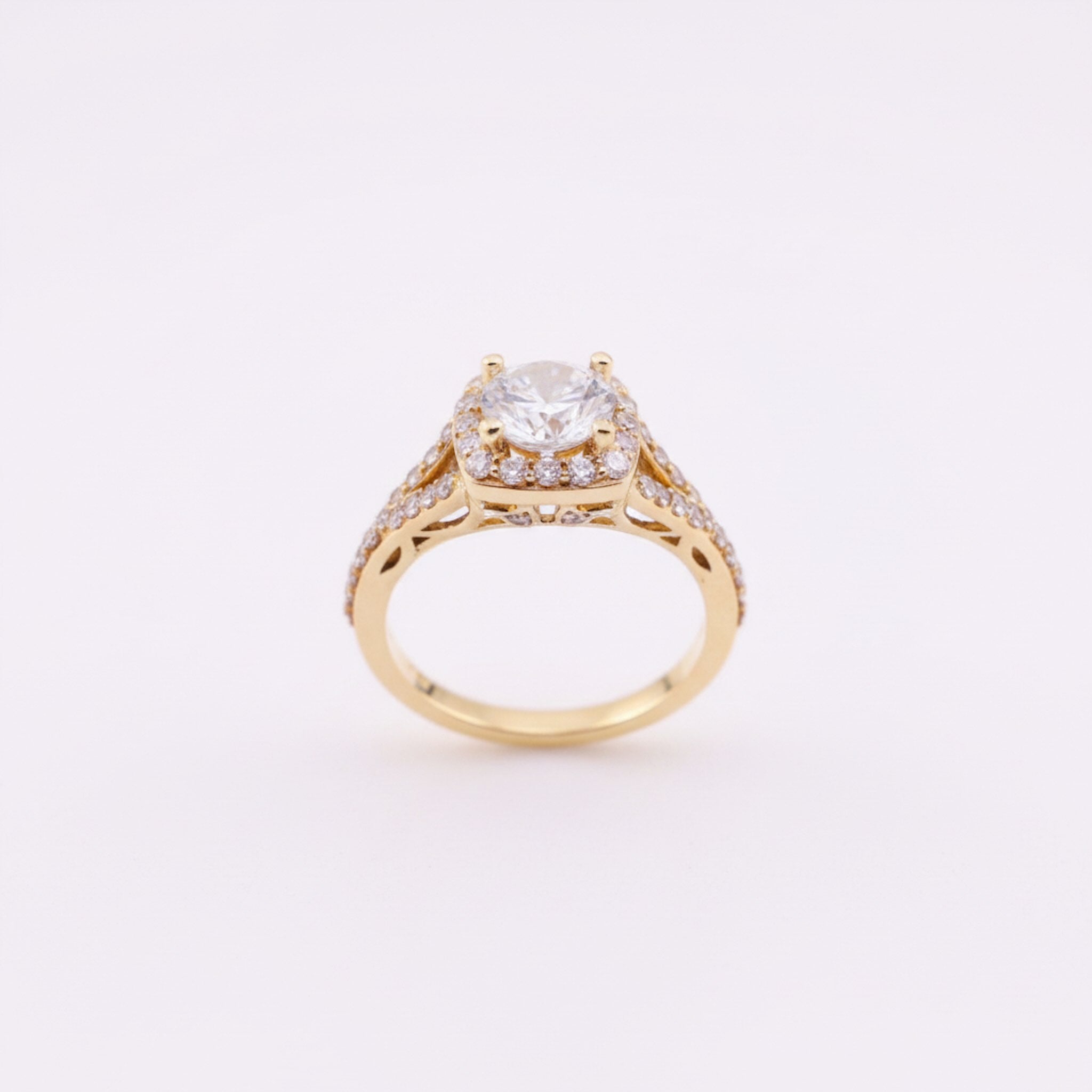 Anillo de compromiso Halo en Oro 14K con circonia cúbica de 6.5 mm sobre fondo blanco — TuOro