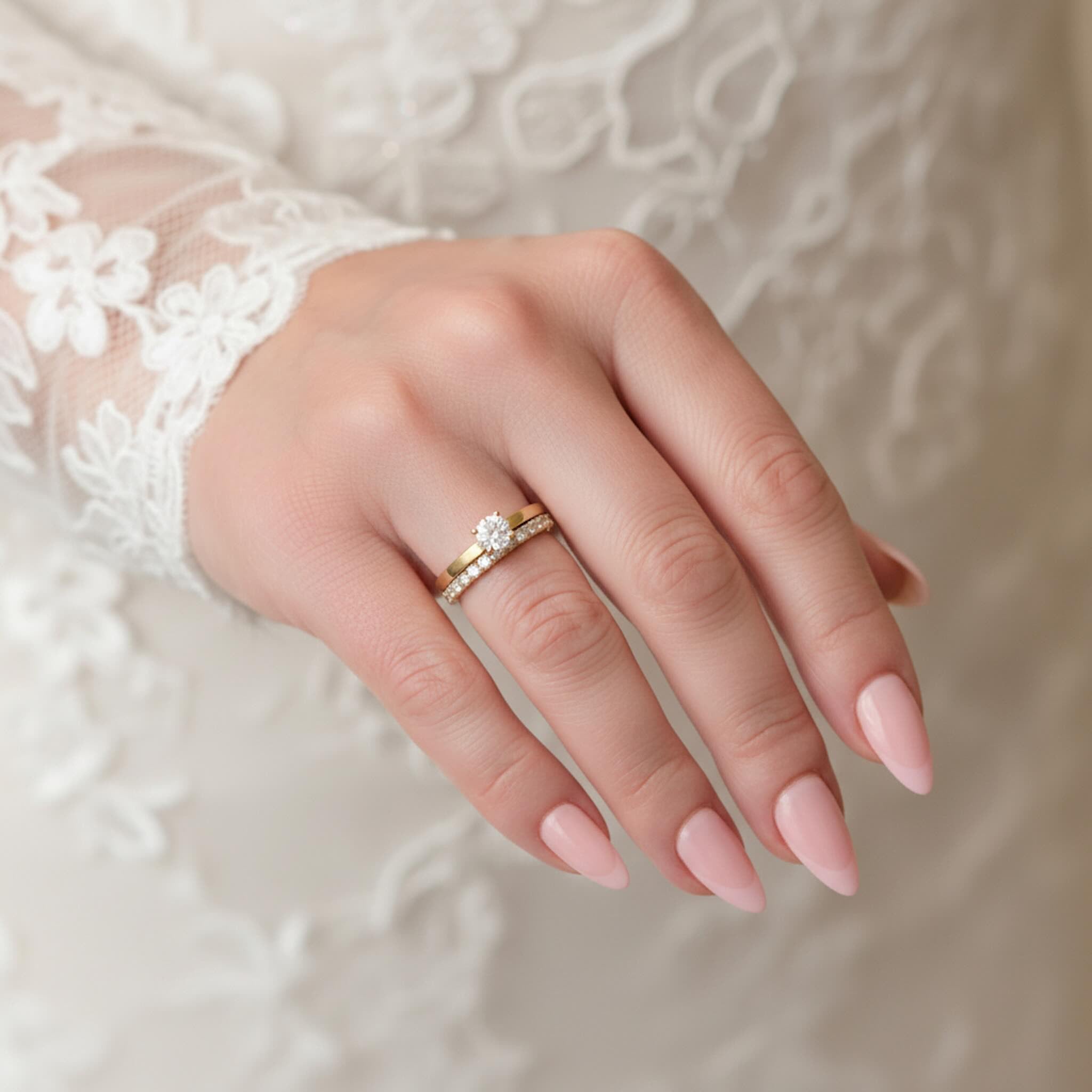 Anillo de compromiso media eternidad en Oro 14K 5 mm de TuOro colocado en la mano, diseño elegante con circonia central