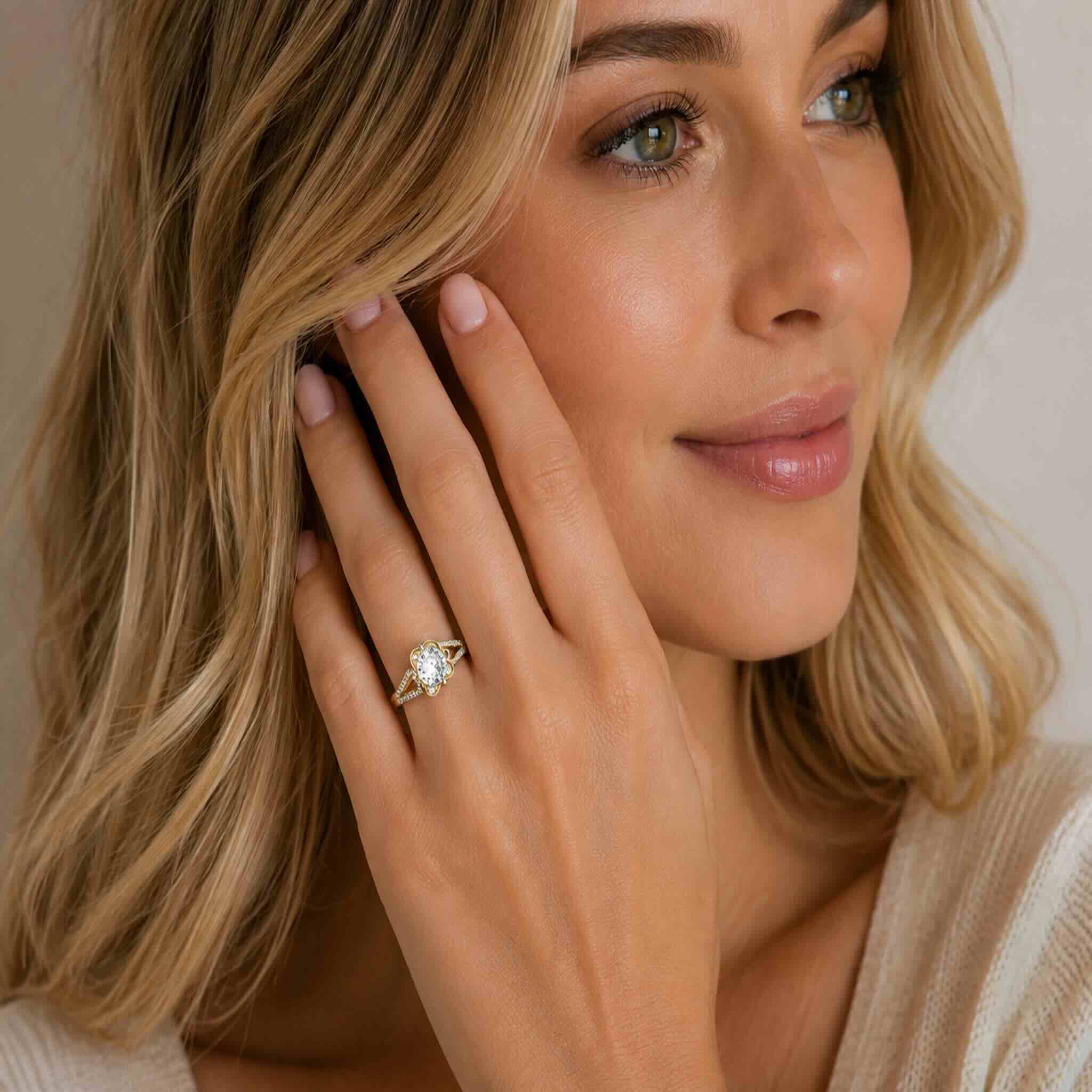 Anillo de Compromiso en Oro 10K con Circonia Redonda y Pavé TuOro® lucido en el dedo anular, mostrando su diseño y brillo.