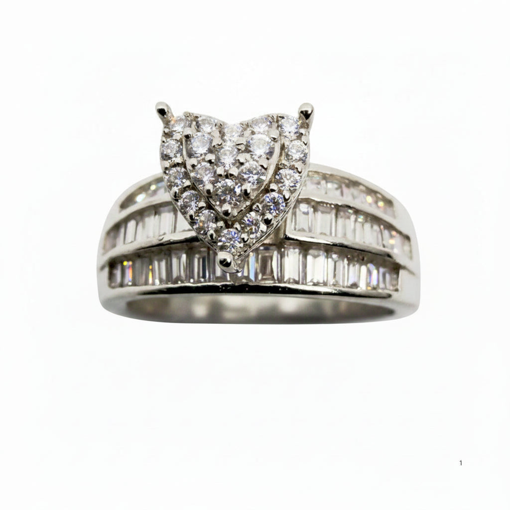 Anillo de compromiso de Plata 925 con corazón y circonias en fondo blanco mostrando detalle frontal del diseño · TuOro