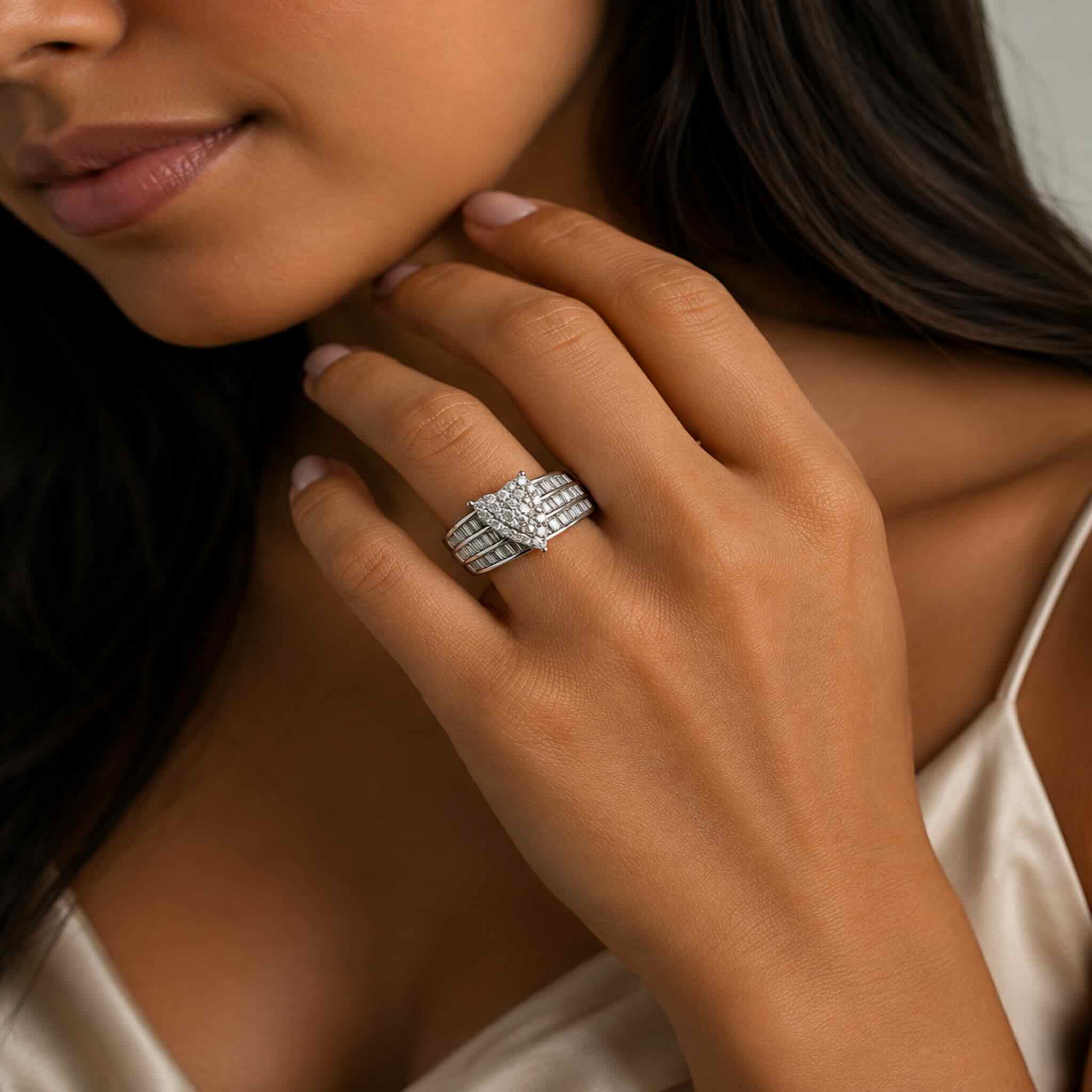 Mujer joven luciendo anillo de compromiso de Plata 925 con corazón y circonias en estilo elegante y sofisticado · TuOro