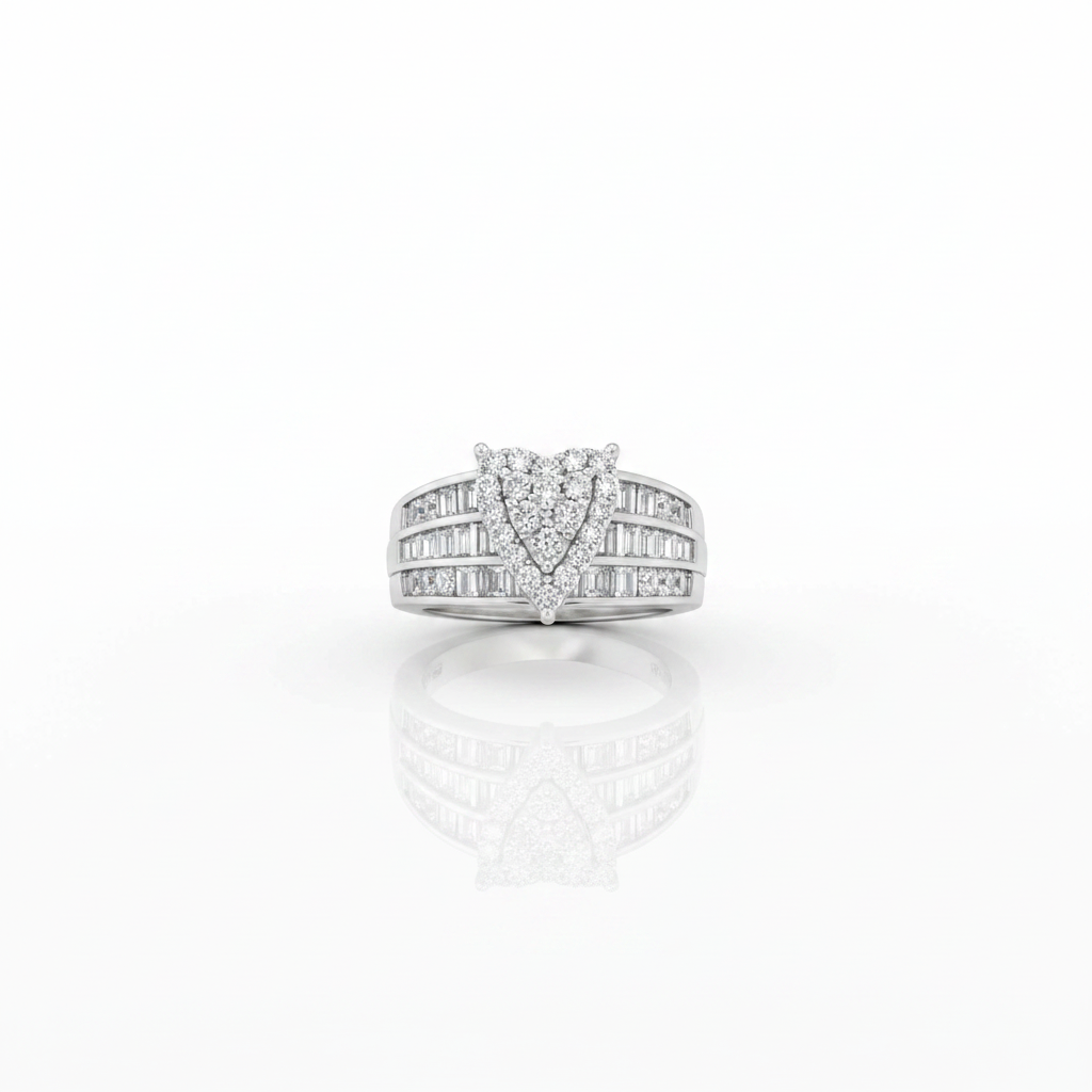 Anillo de compromiso de Plata 925 con corazón y circonias en fondo blanco mostrando detalle frontal del diseño · TuOro