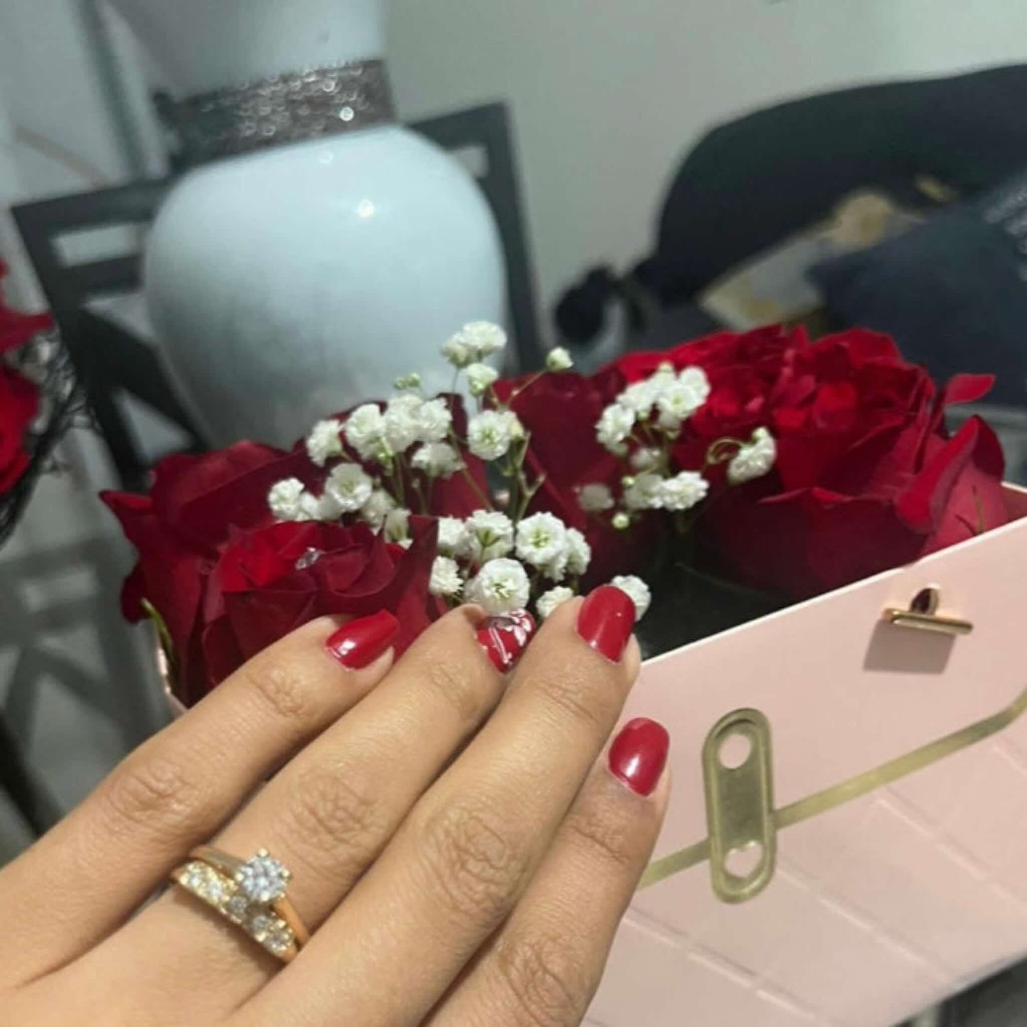 Anillo de compromiso tradicional en Oro 14K con solitario de 5 mm en escena elegante, joyería fina de TuOro.
