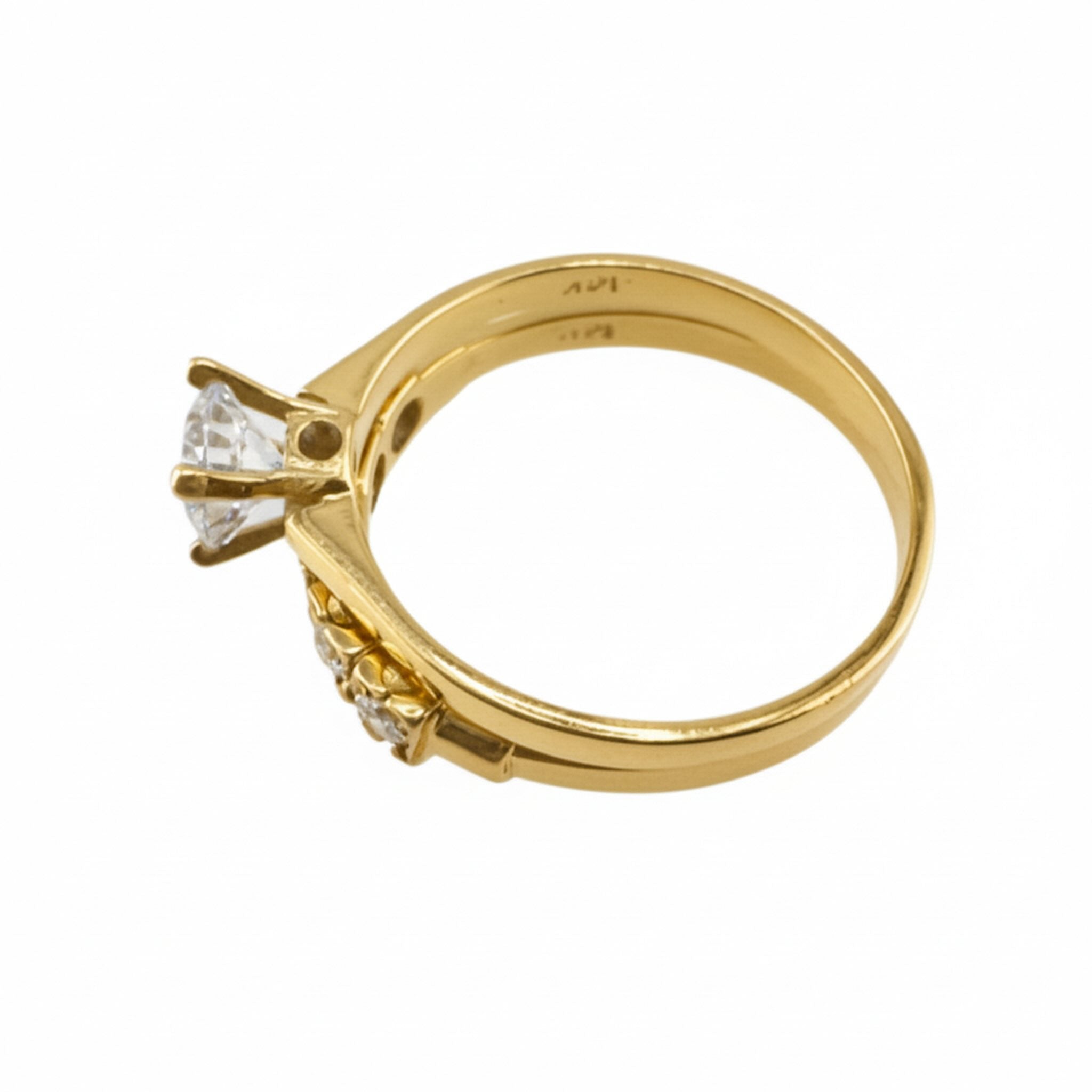 Vista lateral de anillo de compromiso tradicional en Oro 14K con solitario de 5 mm y piedras laterales, joyería fina de TuOro.