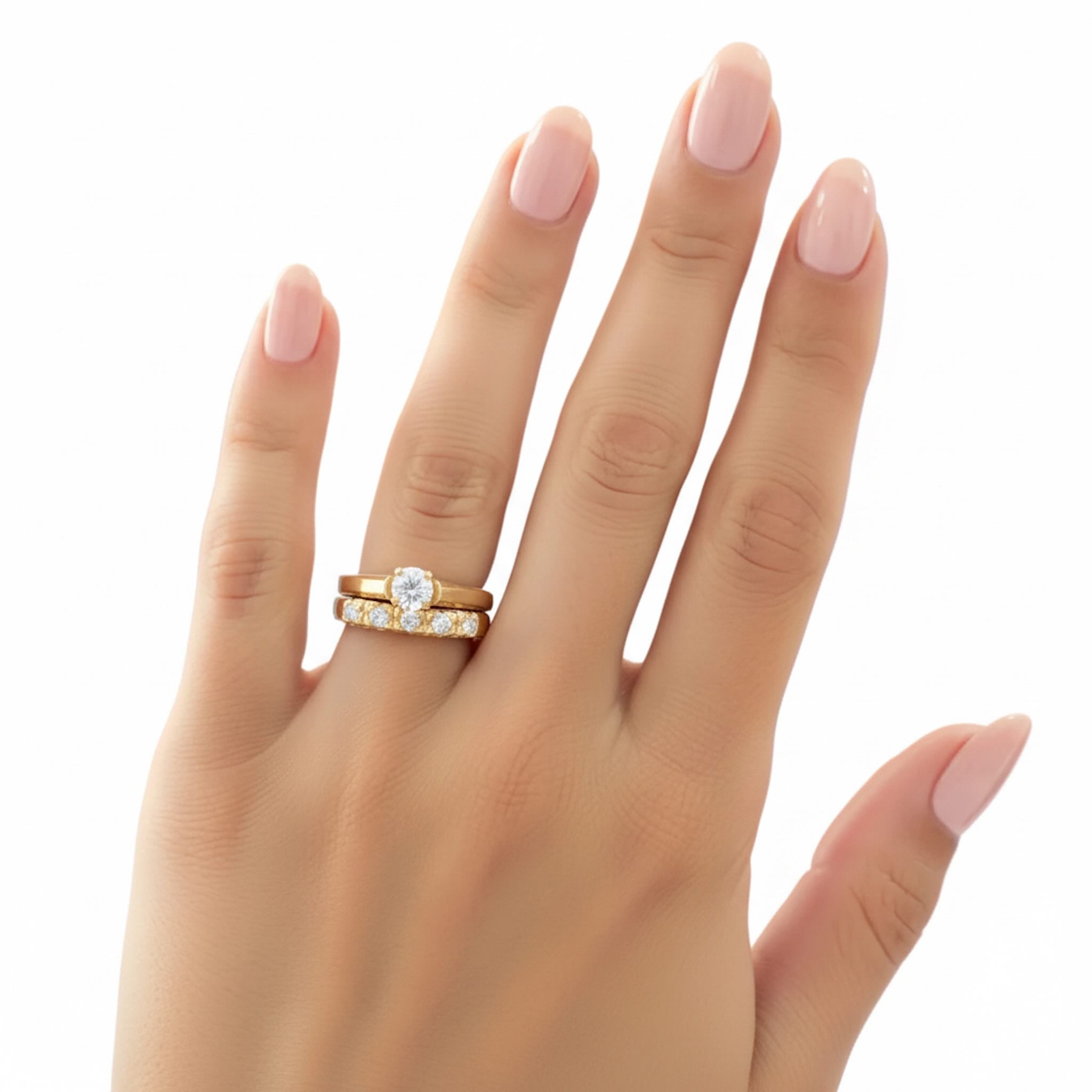 Anillo de compromiso clásico de Oro 14K 5 mm de TuOro colocado en la mano, diseño tradicional con piedra central redonda