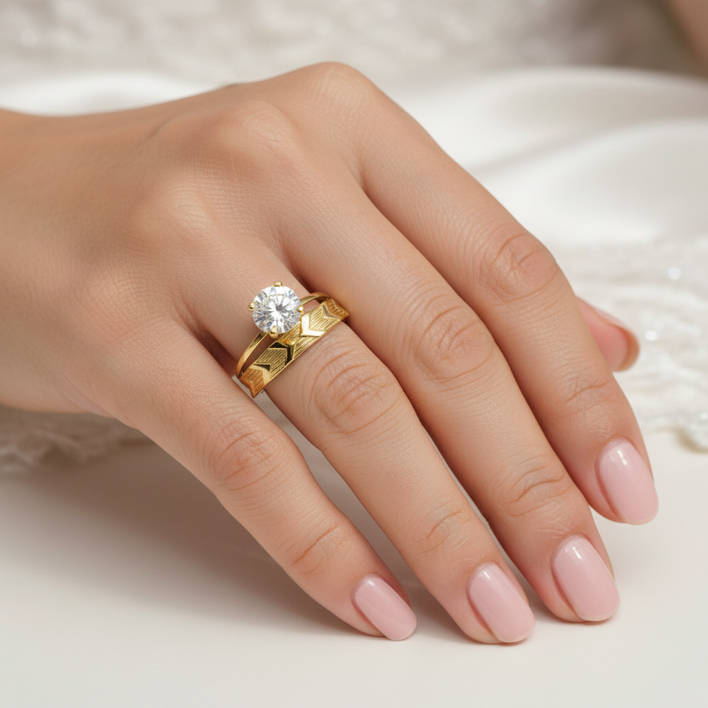 anillo de compromiso solitario de aro dividido en Oro 14K 6 mm diseño geométrico usado por modelo TuOro