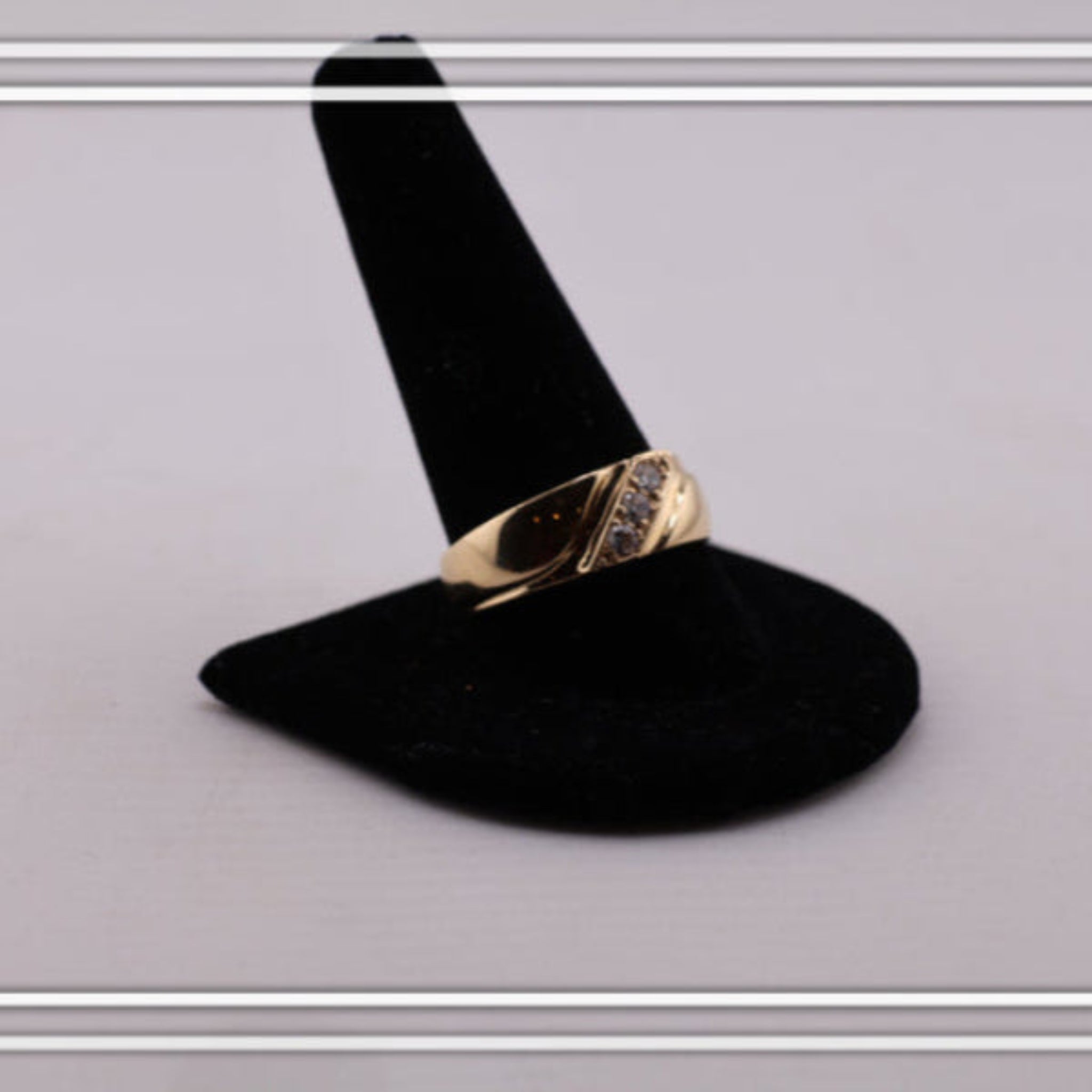 Anillo de compromiso tres piedras. - Joyería TuOro