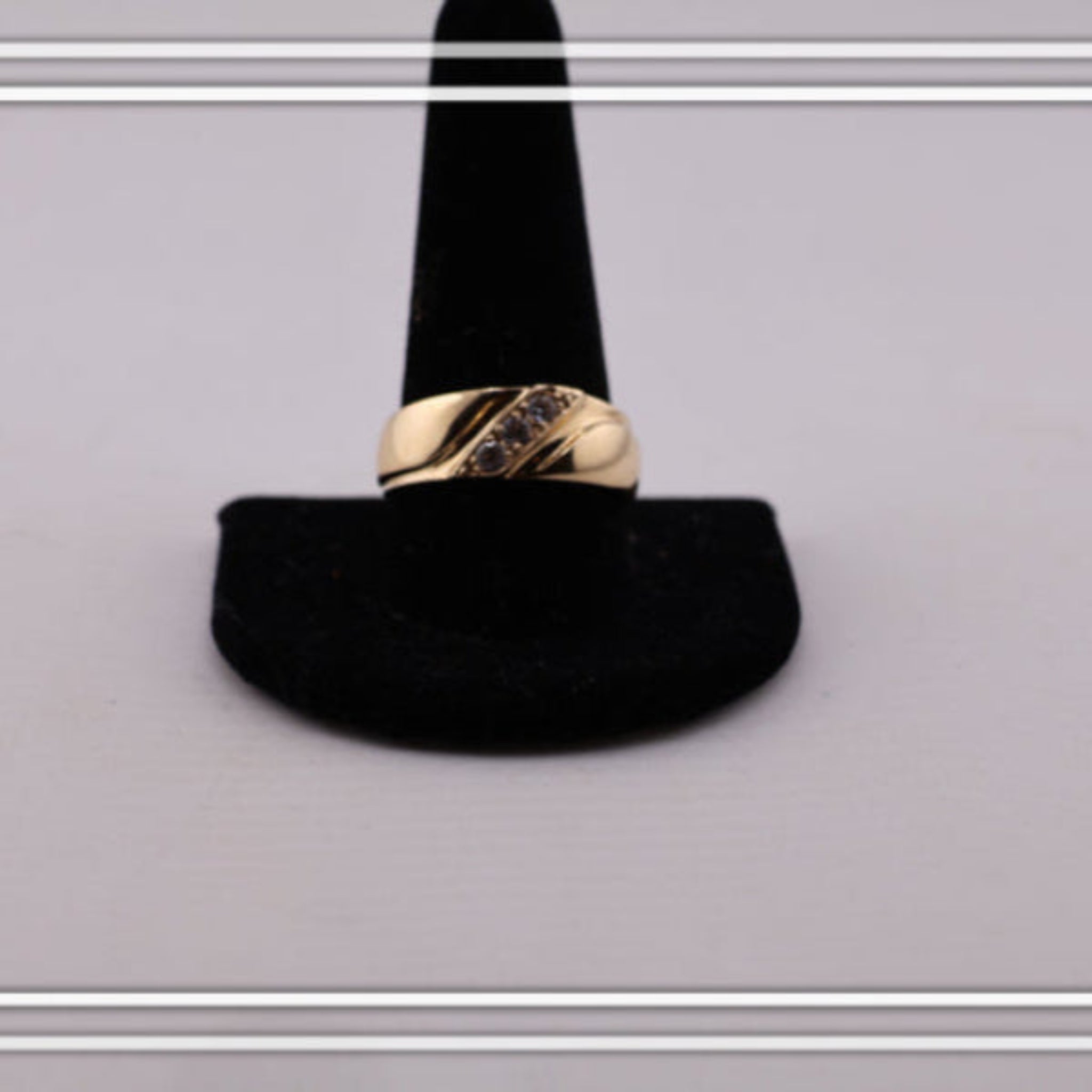Anillo de compromiso tres piedras. - Joyería TuOro