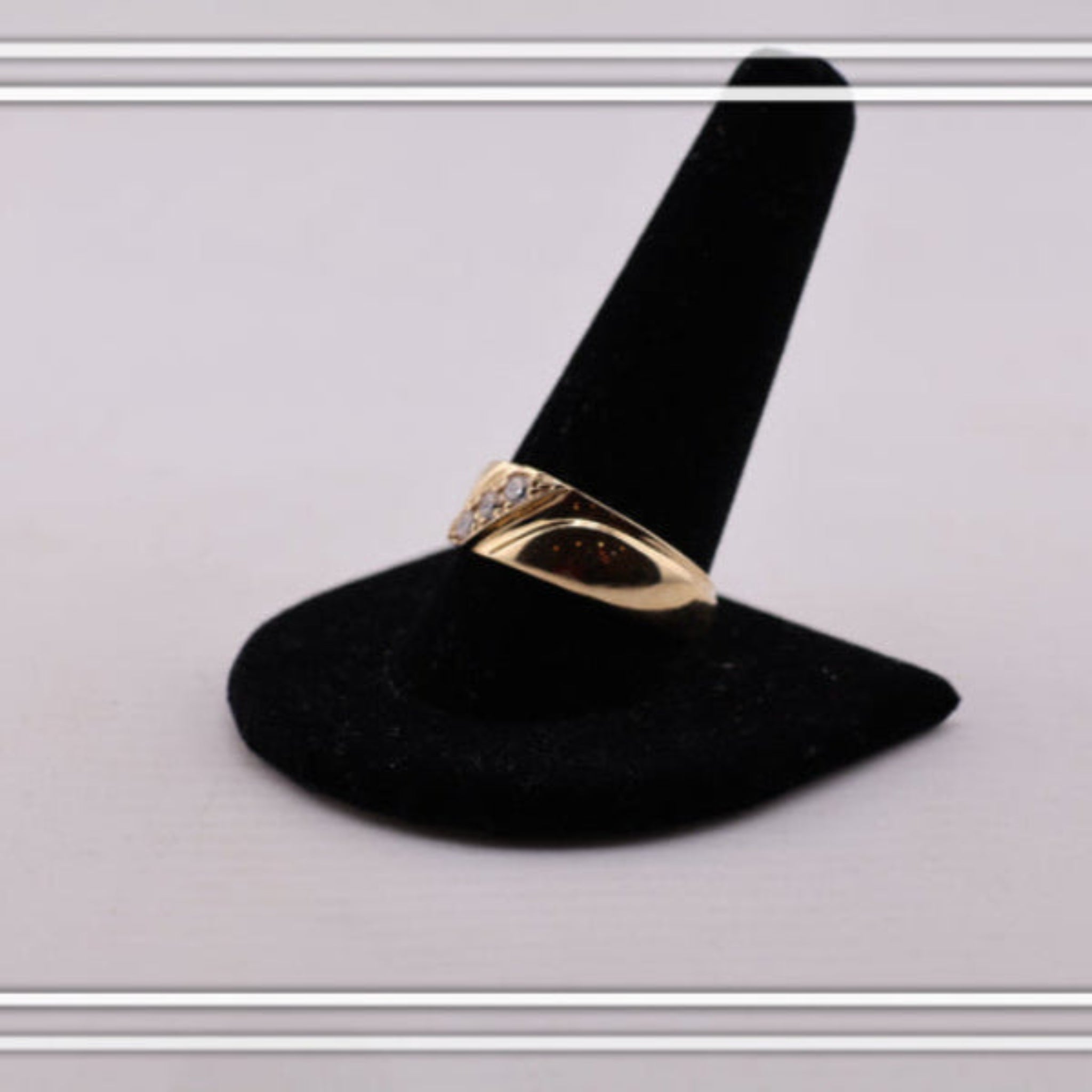 Anillo de compromiso tres piedras. - Joyería TuOro