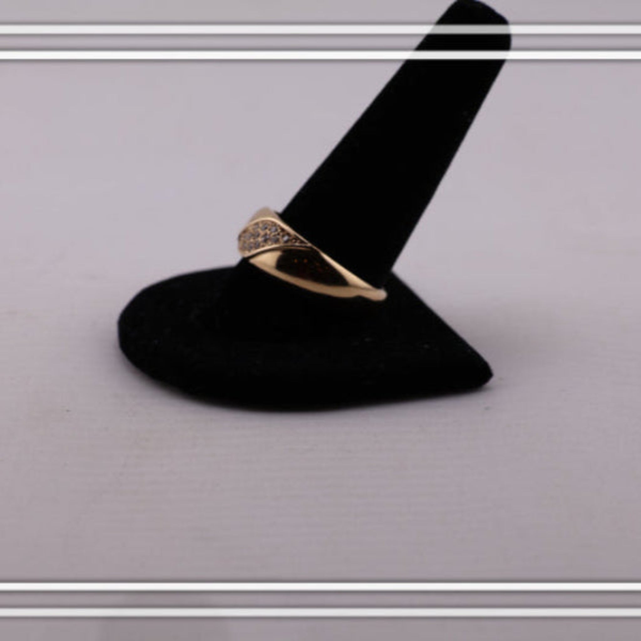 Anillo de compromiso tres piedras. - Joyería TuOro