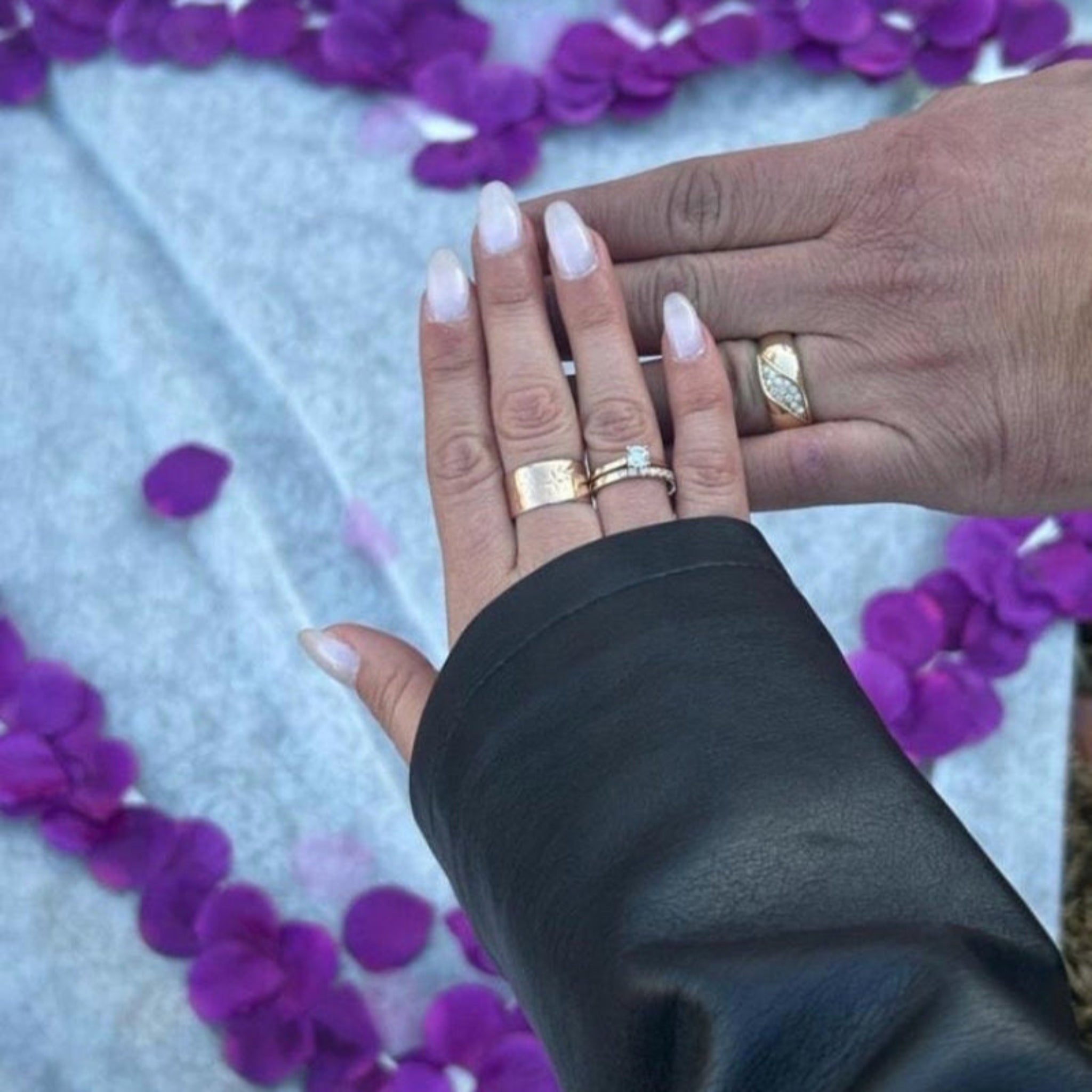 Anillo de compromiso tres piedras. - Joyería TuOro