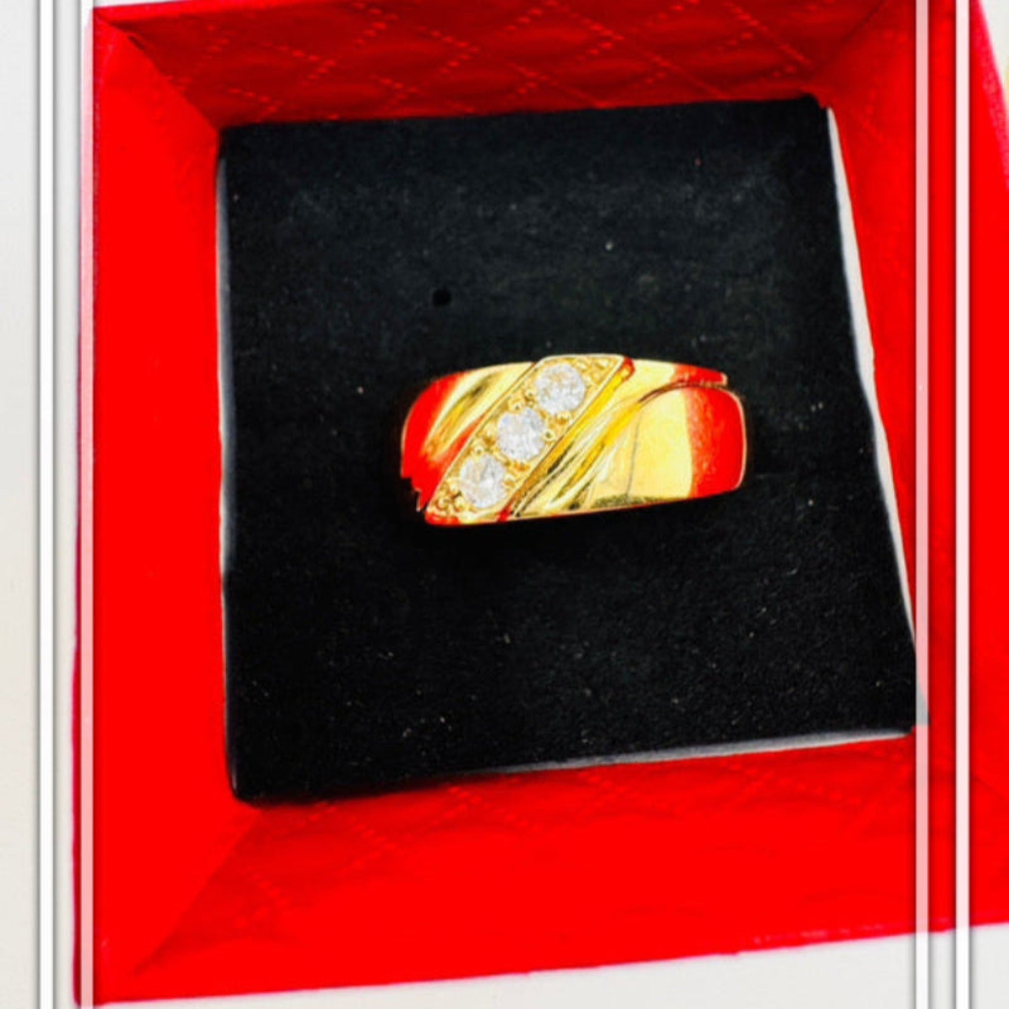 Anillo de compromiso tres piedras. - Joyería TuOro