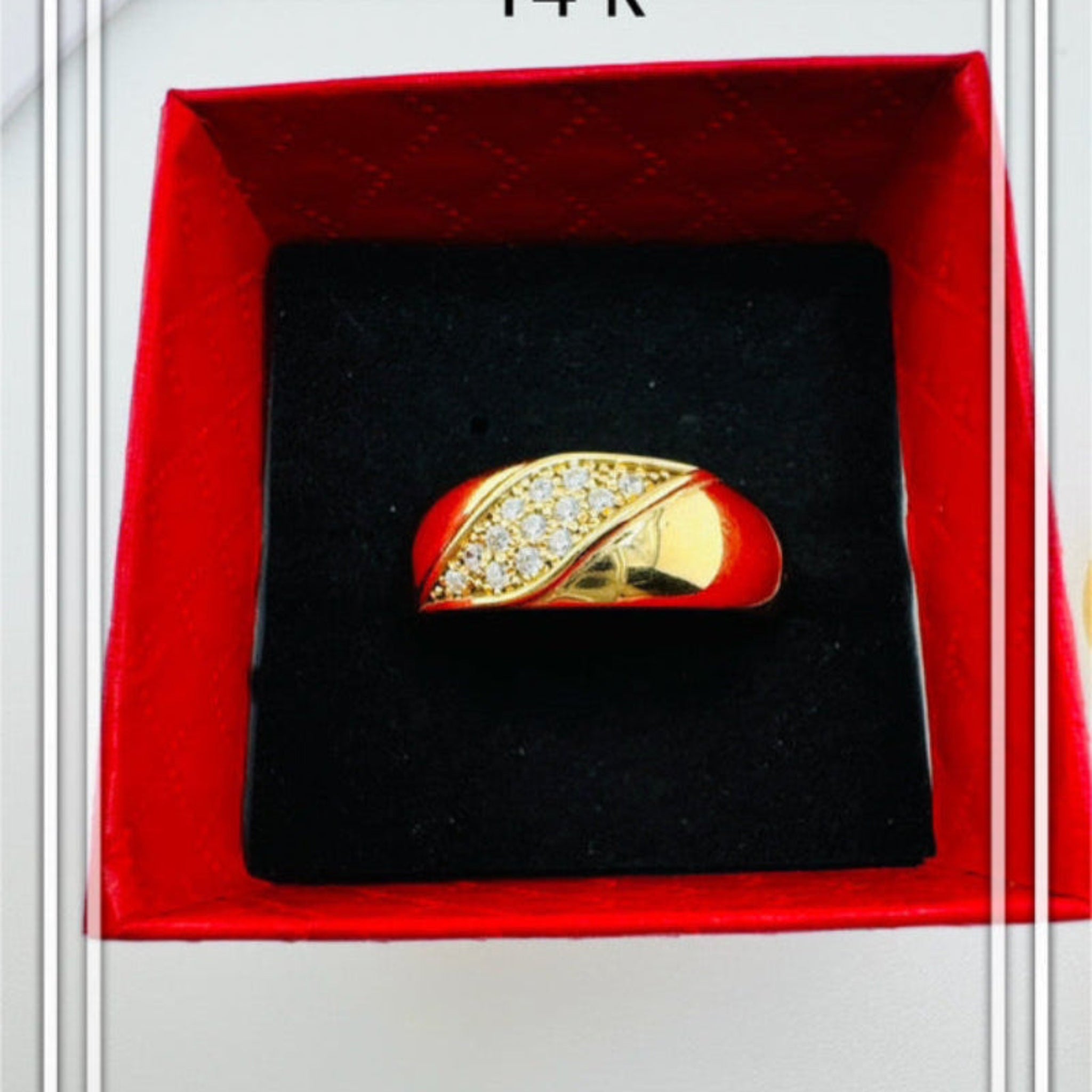 Anillo de compromiso tres piedras. - Joyería TuOro