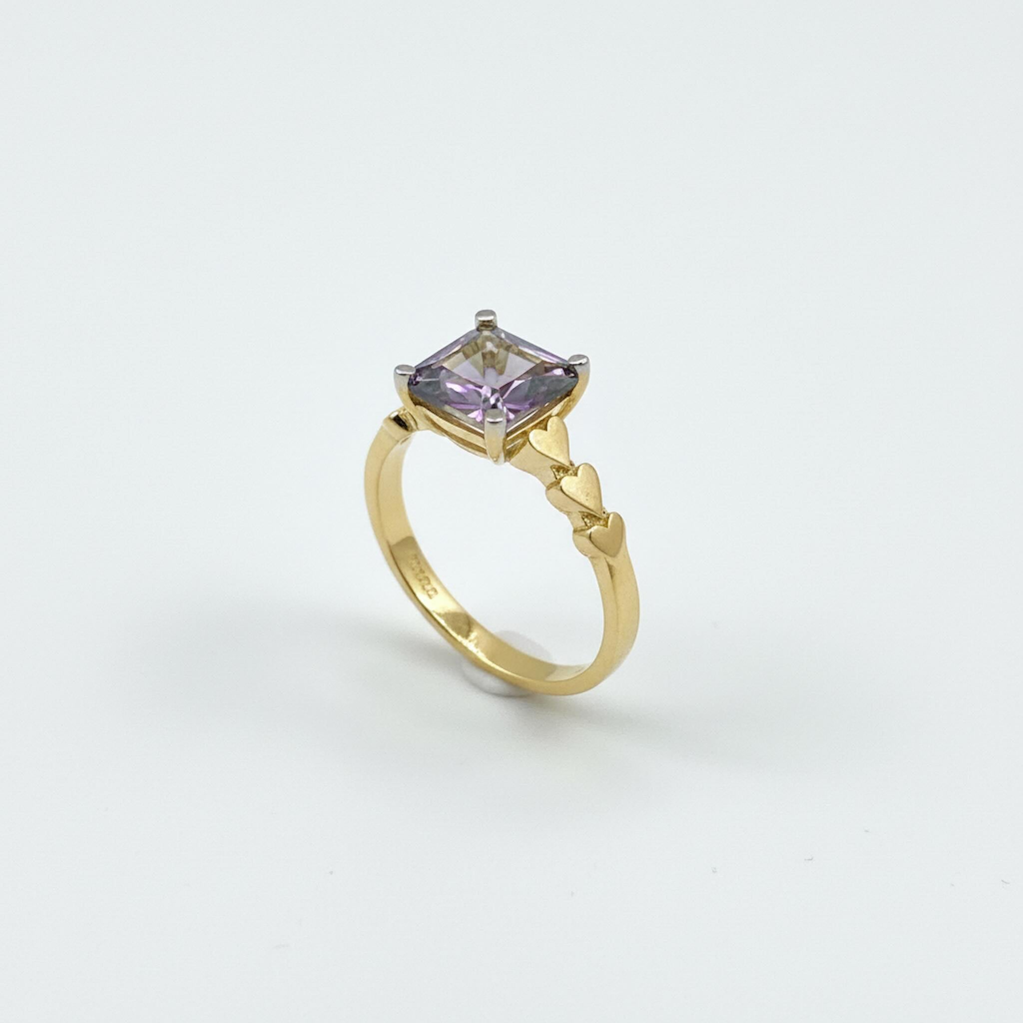 Anillo de Oro 14K con circonia lila cuadrada y diseño de corazones en el aro - TuOro