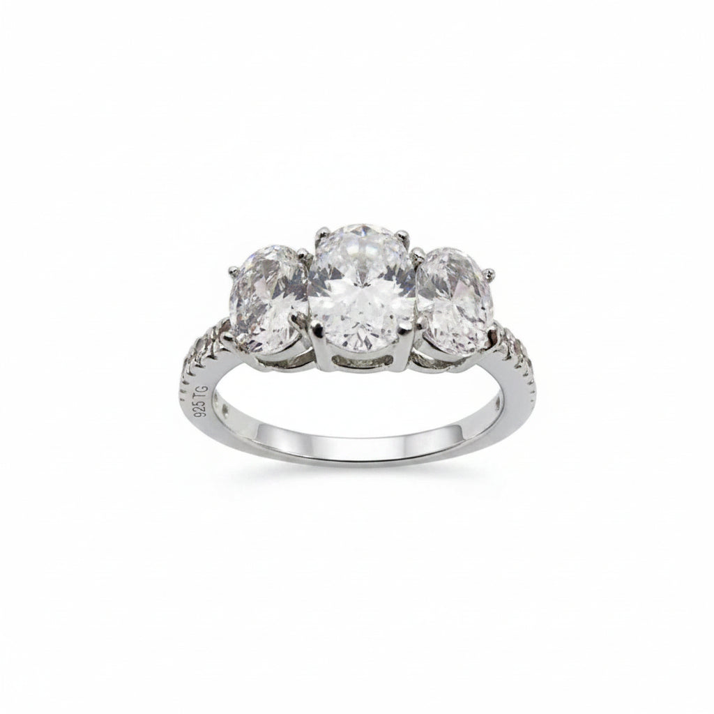 Anillo de promesa tres piedras ovaladas de Plata 925 con circonias de alto brillo y acabado de rodio sobre fondo blanco de TuOro