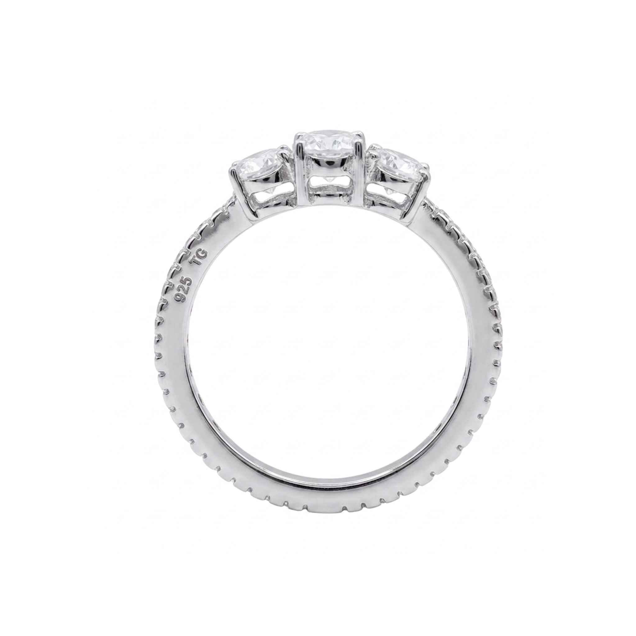 Vista lateral del Anillo de promesa tres piedras ovaladas de Plata 925 con circonias y acabado de rodio de TuOro