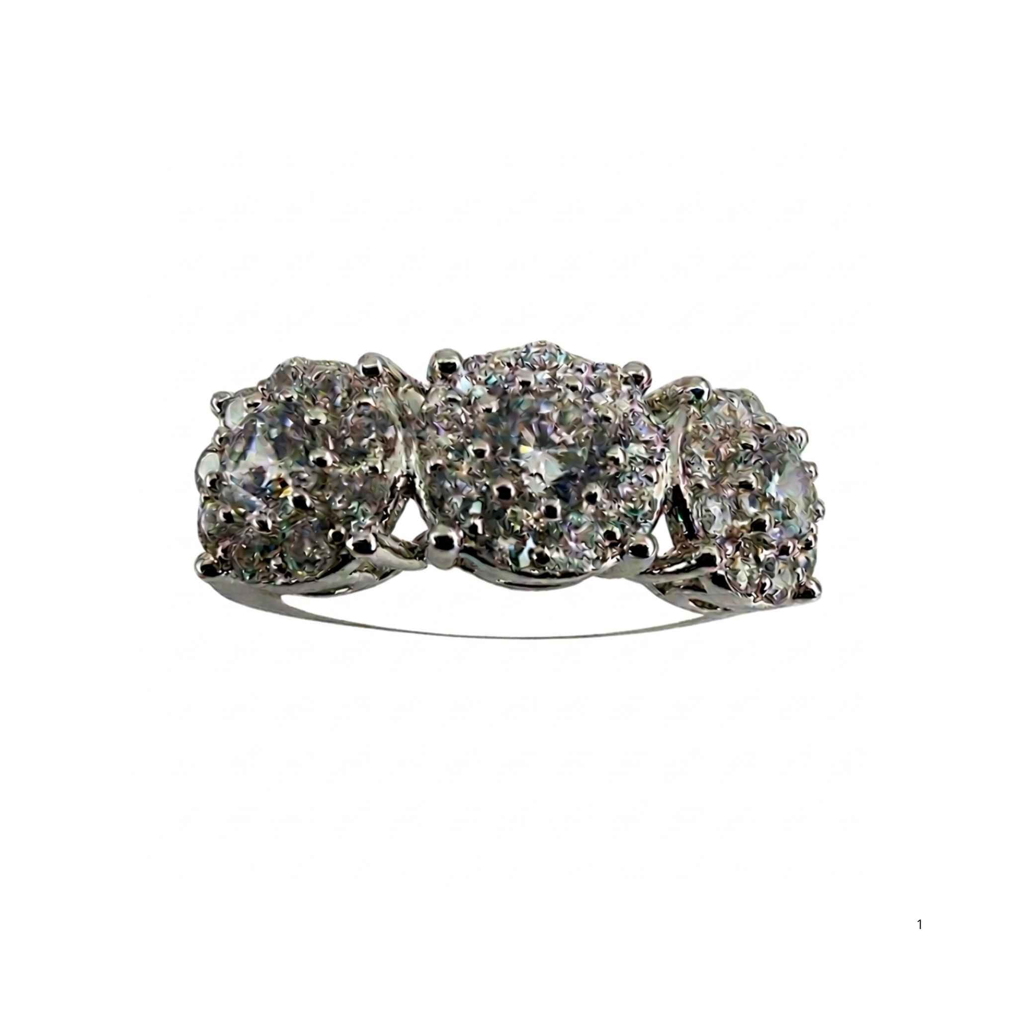 Anillo de promesa tres piedras de Plata 925 con circonias brillantes y acabado en rodio sobre fondo blanco, TuOro