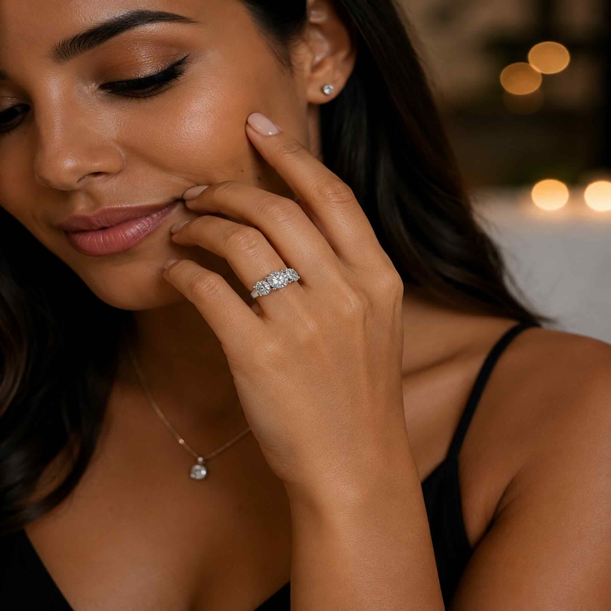 Mujer elegante luciendo anillo de promesa tres piedras de Plata 925 con circonias y acabado en rodio de TuOro