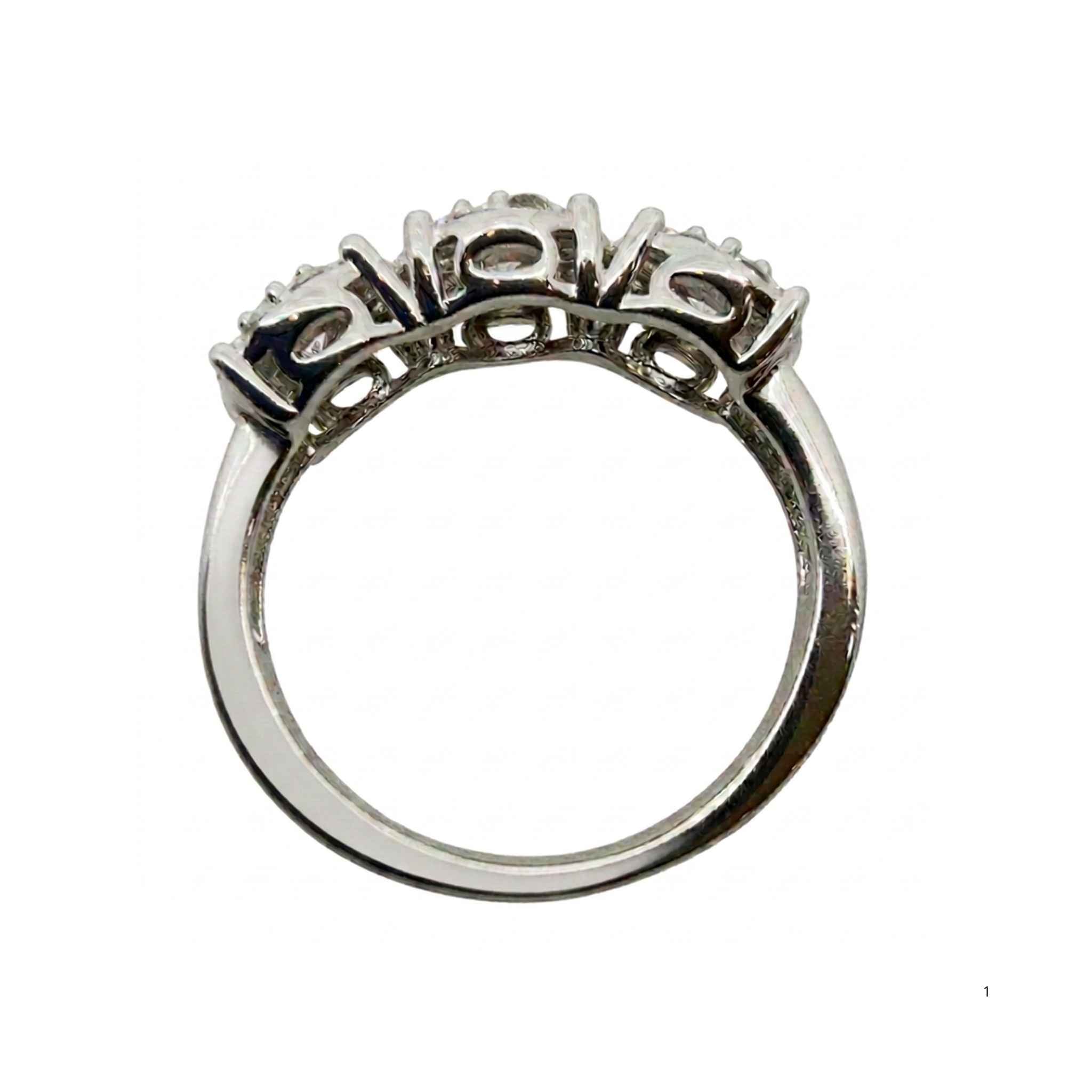 Vista lateral de anillo de promesa tres piedras de Plata 925 con circonias y acabado en rodio de TuOro