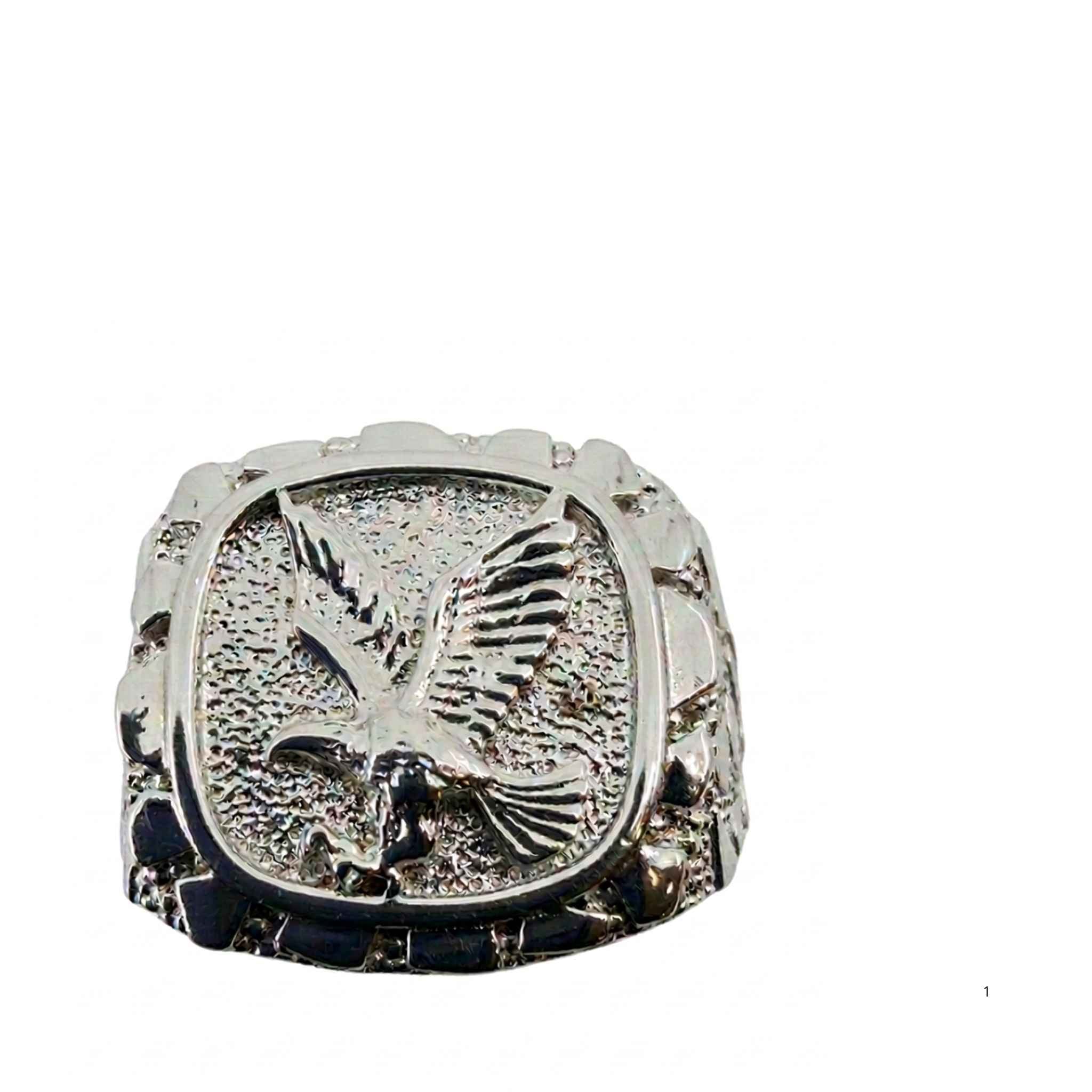 Vista frontal del Anillo de Sello con Águila de Plata 925 con águila grabada en relieve y acabado brillante con rodio.