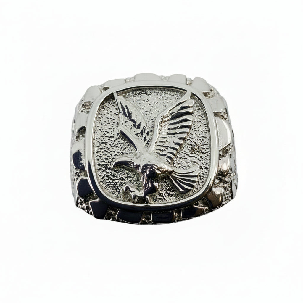 Vista frontal del Anillo de Sello con Águila de Plata 925 con águila grabada en relieve y acabado brillante con rodio.