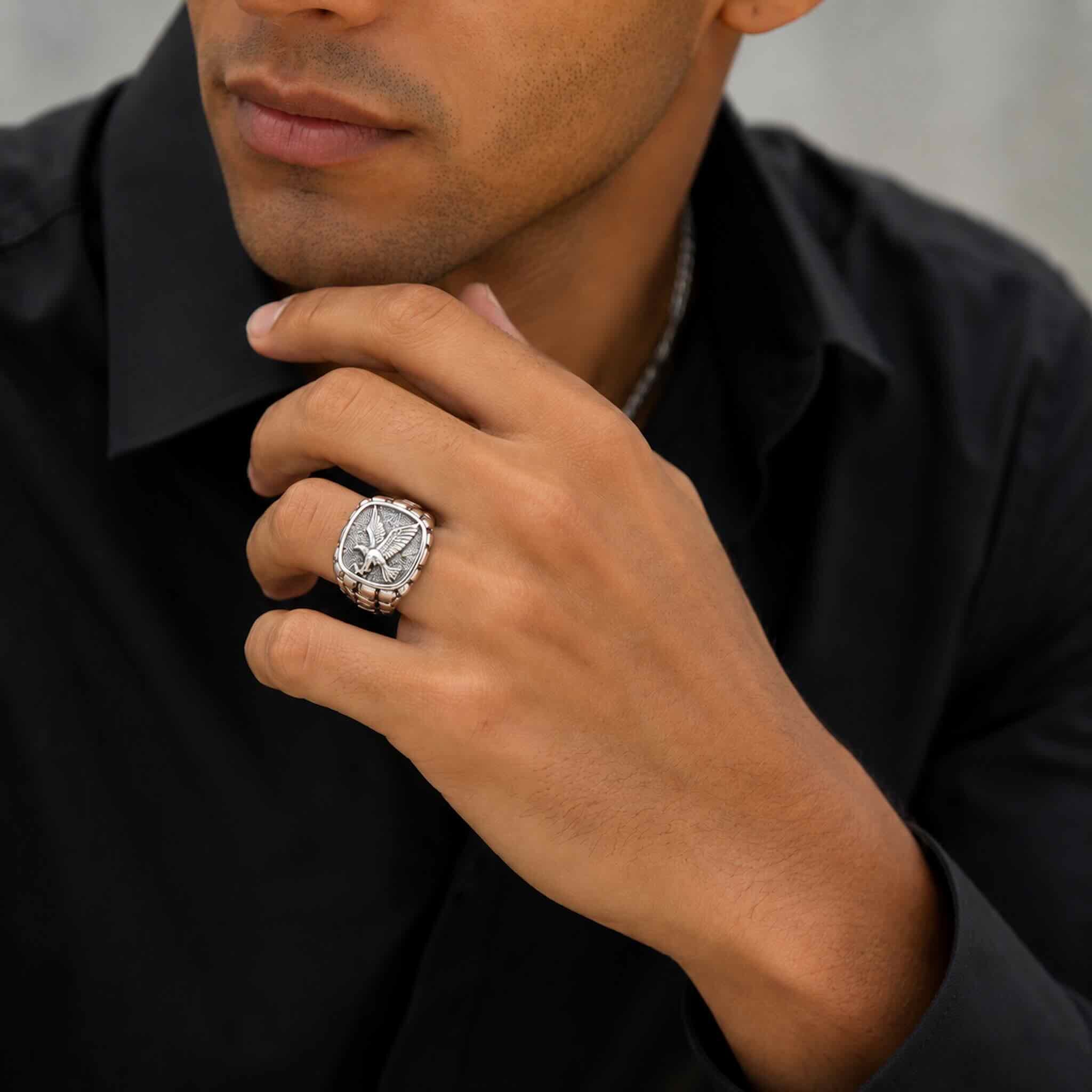 Hombre joven luciendo el Anillo de Sello con Águila de Plata 925, mostrando su estilo elegante y moderno para uso diario o ocasiones especiales.