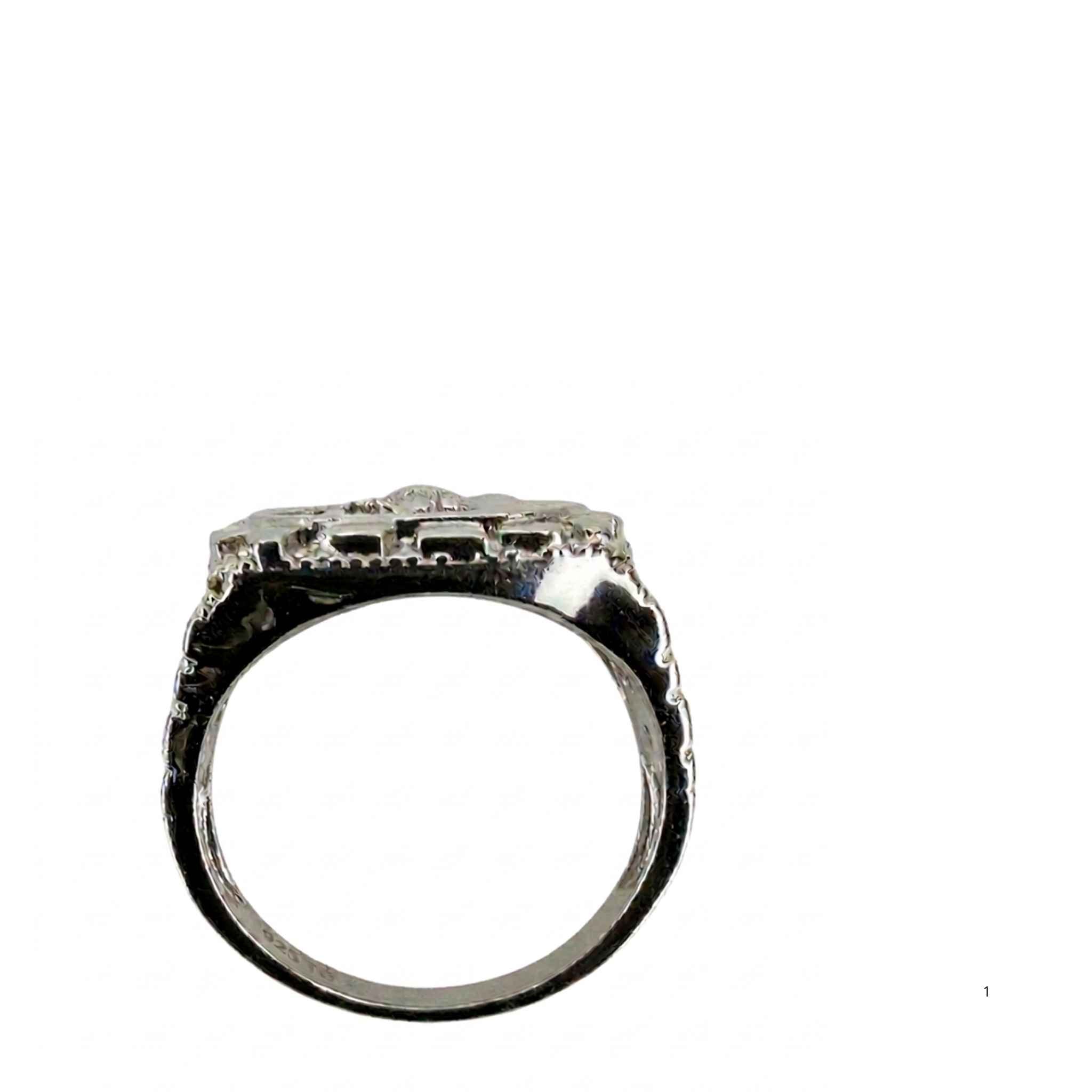 lateral
Vista lateral del Anillo de Sello con Águila de Plata 925 con detalles texturizados en los costados y acabado brillante con rodio.
