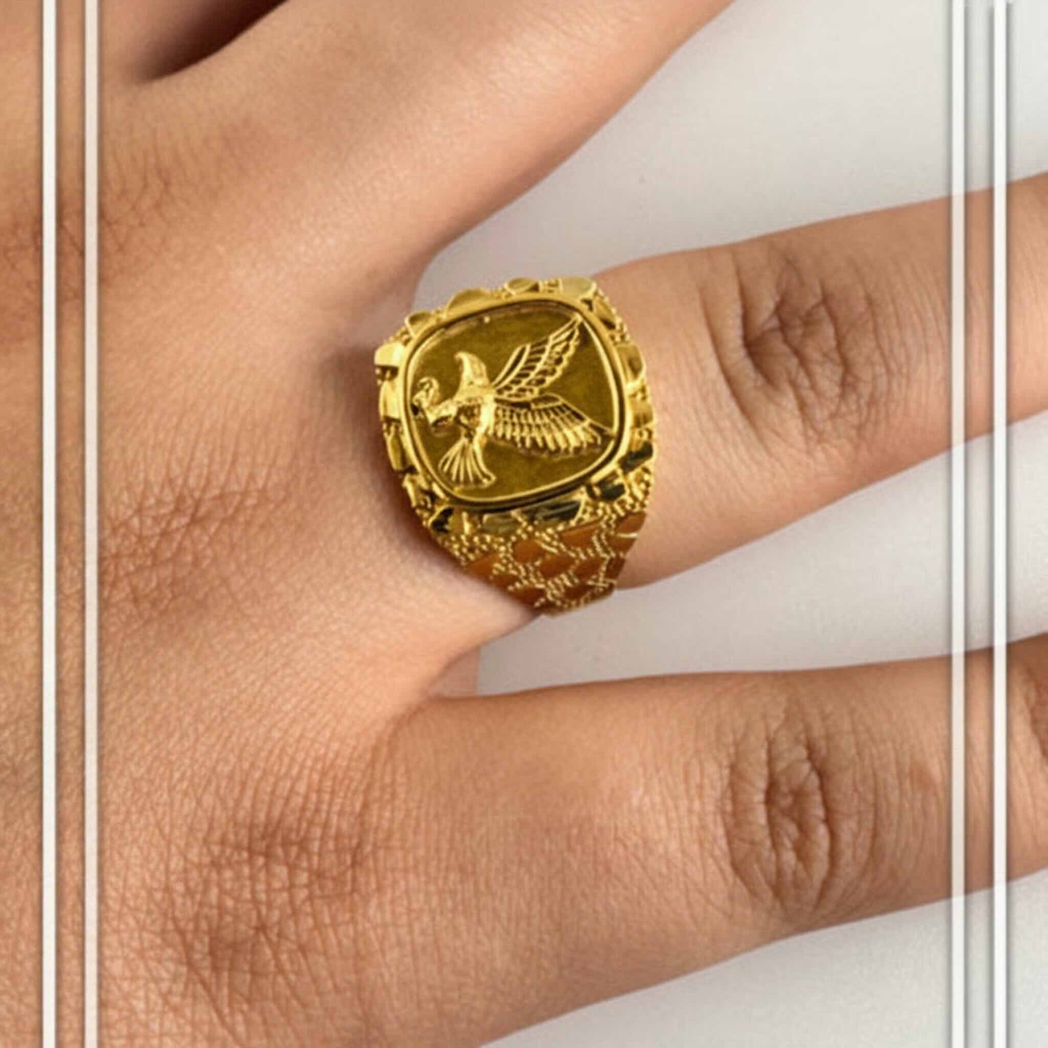 Anillo de sello clásico en Oro 14K con águila en relieve mostrado en mano vista diagonal de TuOro