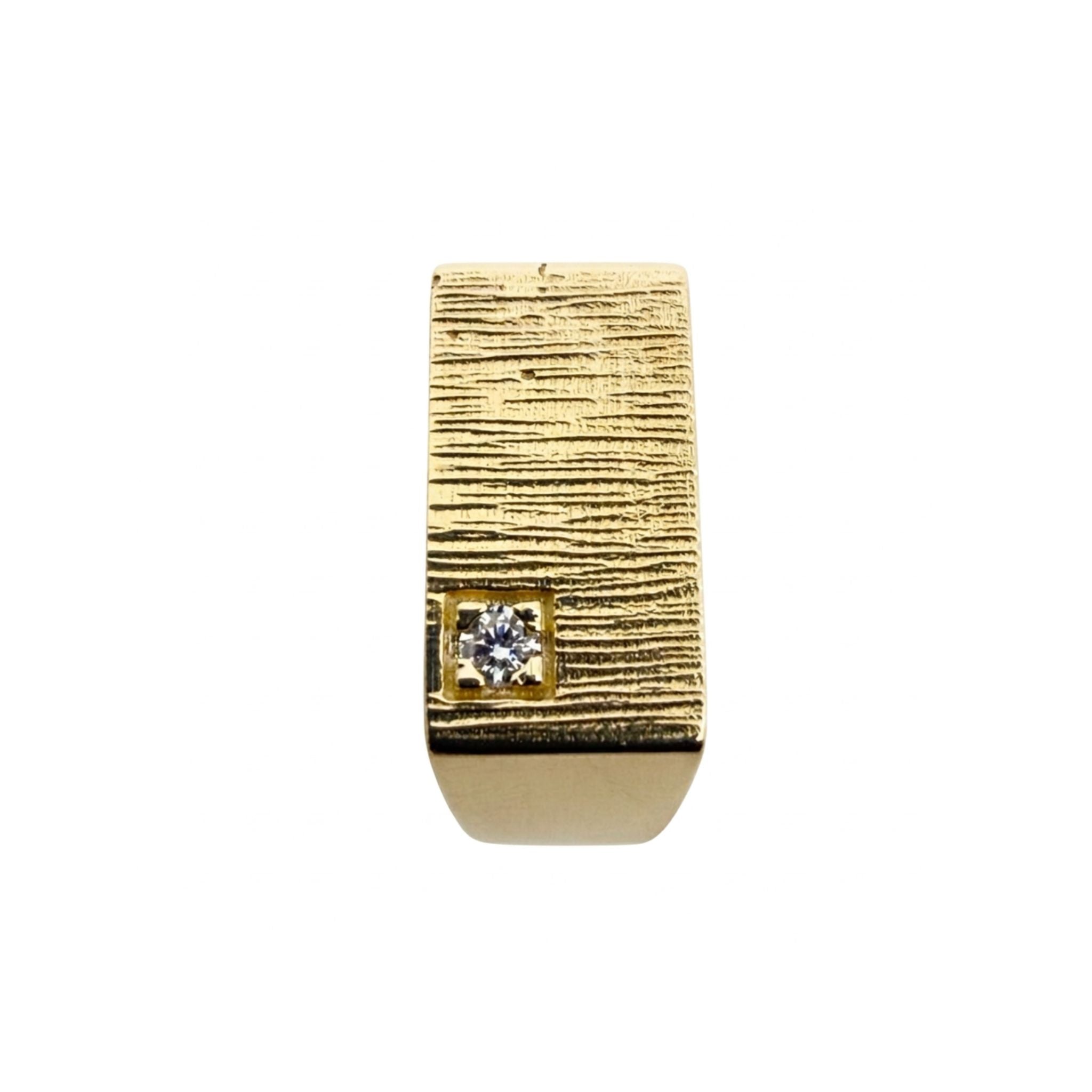 Anillo de Sello para Meñique en Oro 14K con acabado texturizado y circonia blanca, vista frontal sobre fondo blanco, TuOro®.