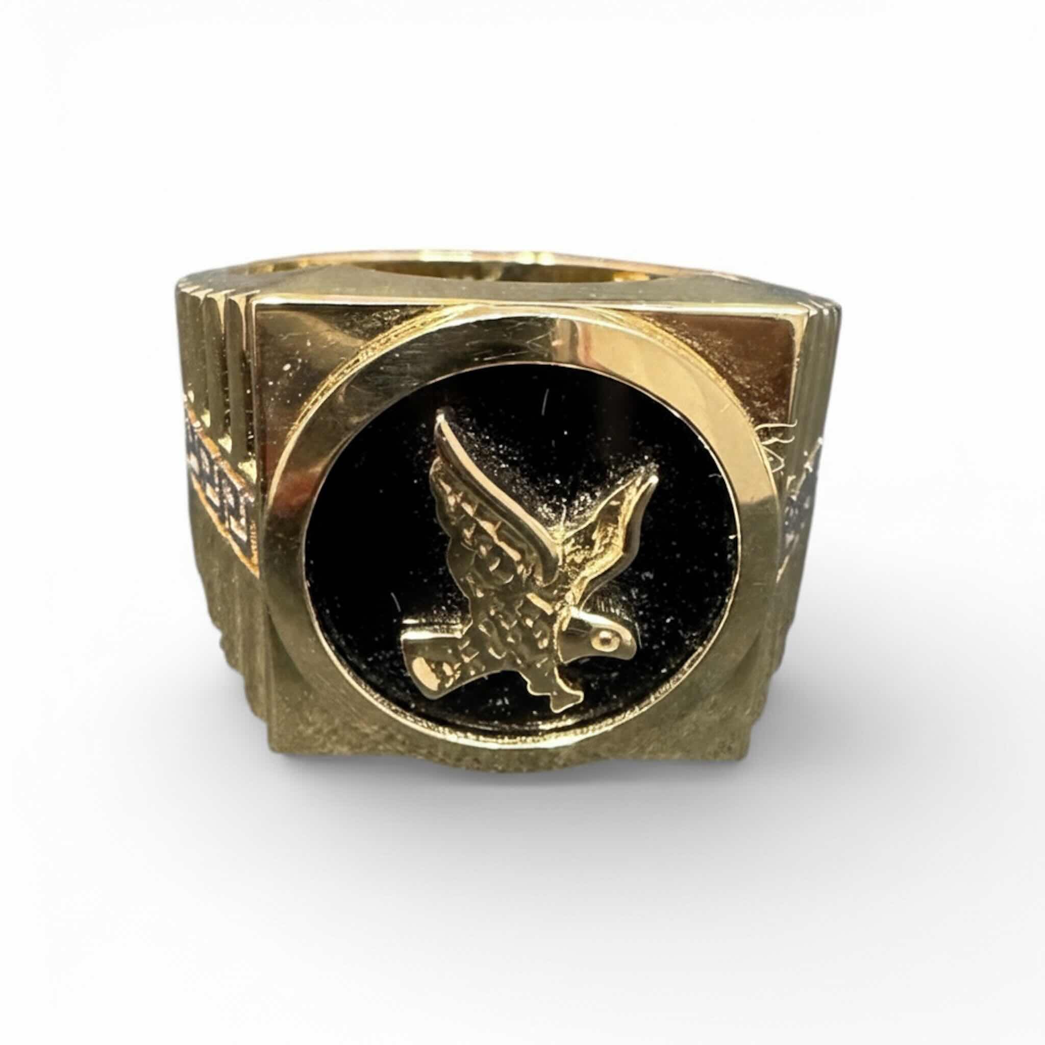 Detalle frontal de anillo sello de Oro 14K con águila en ónix negro, TuOro