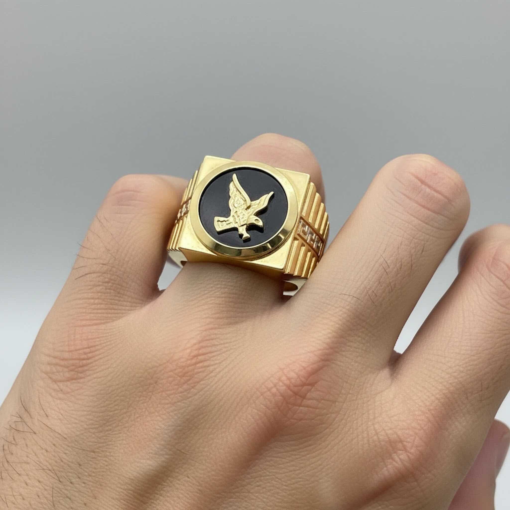Anillo sello de Oro 14K para hombre mostrado en la mano para referencia de tamaño y estilo, TuOro