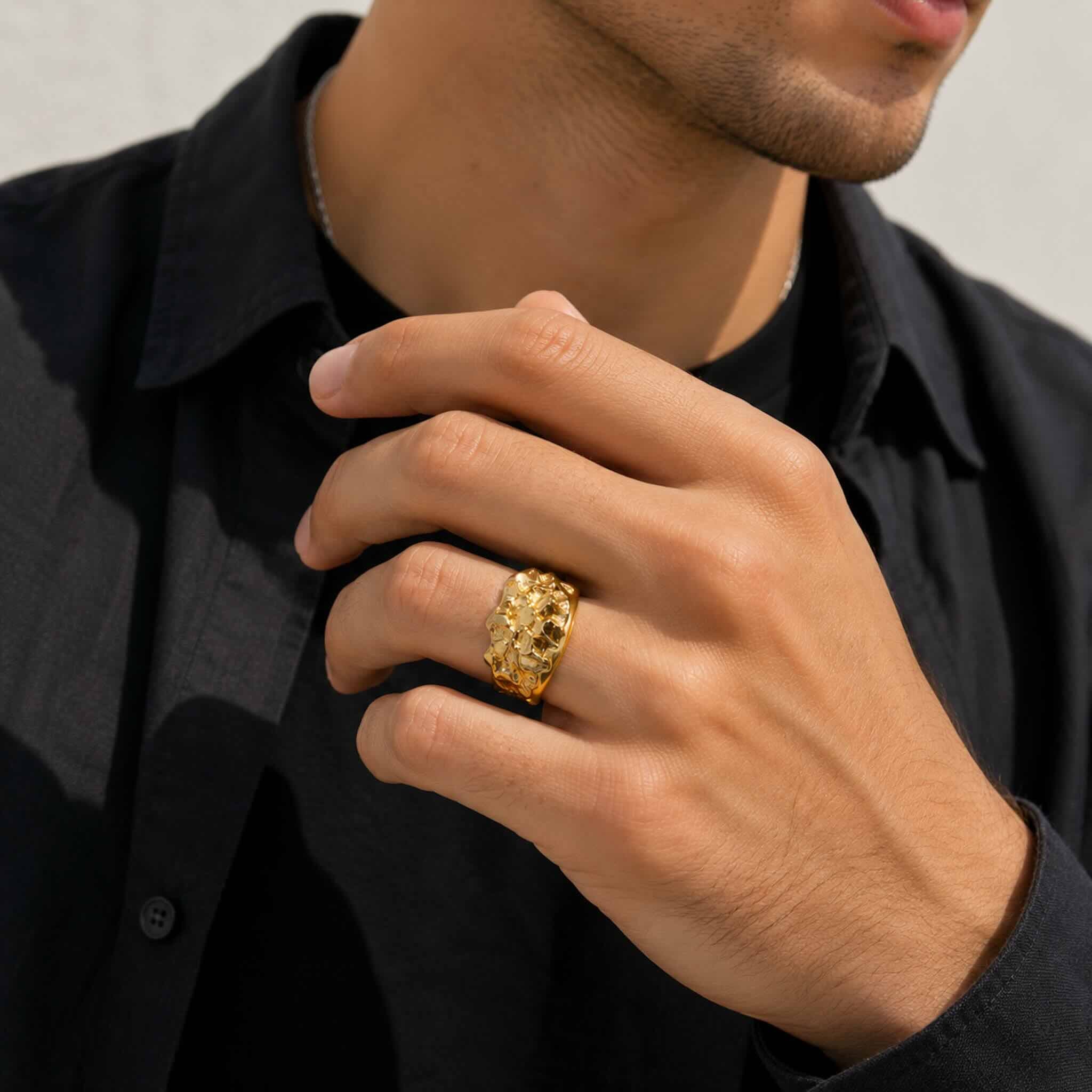 Hombre llevando el Anillo Texturizado de Plata 925 Dorada con diseño moderno y acabado brillante de TuOro.