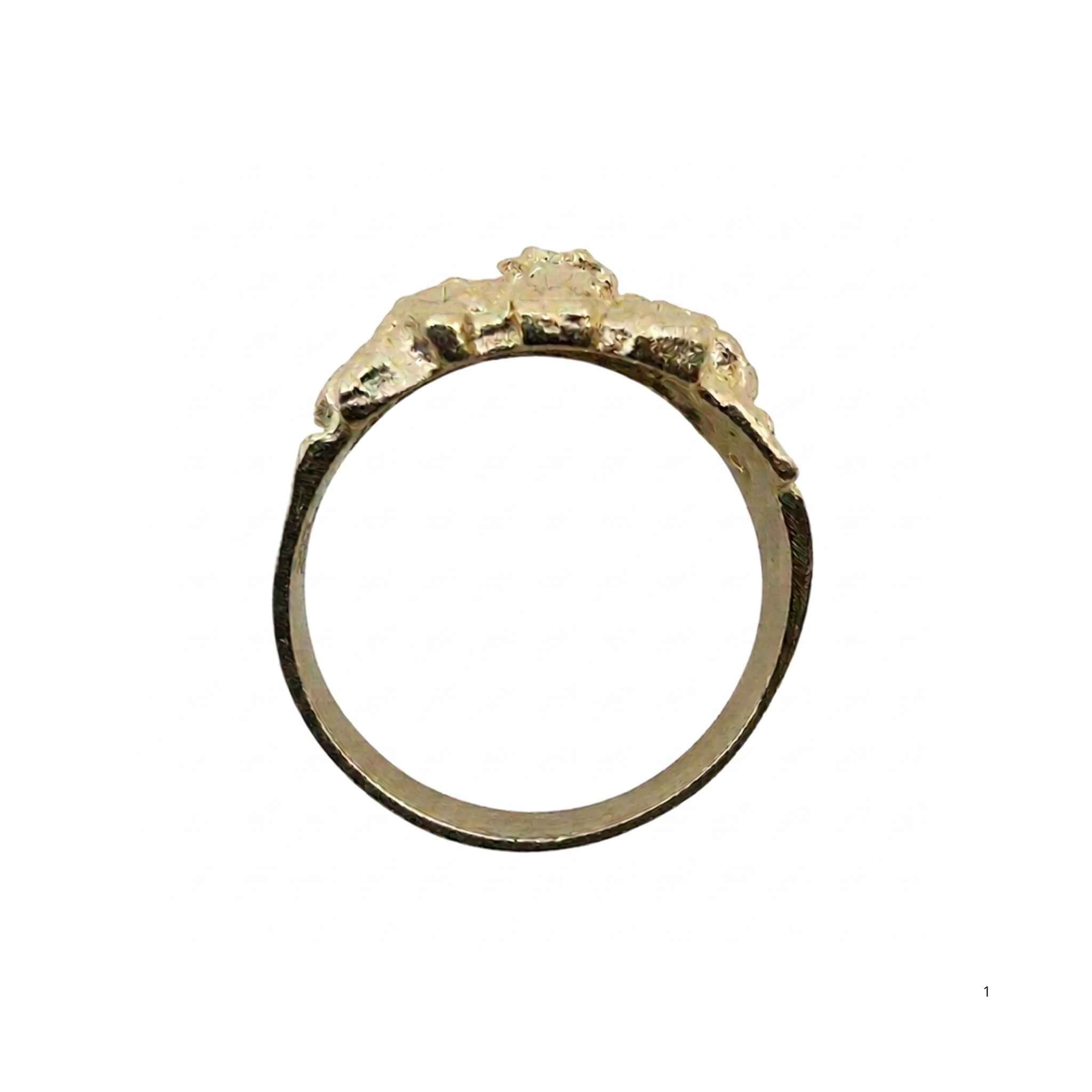 Vista lateral del Anillo Texturizado de Plata 925 Dorada con diseño ancho y textura irregular.