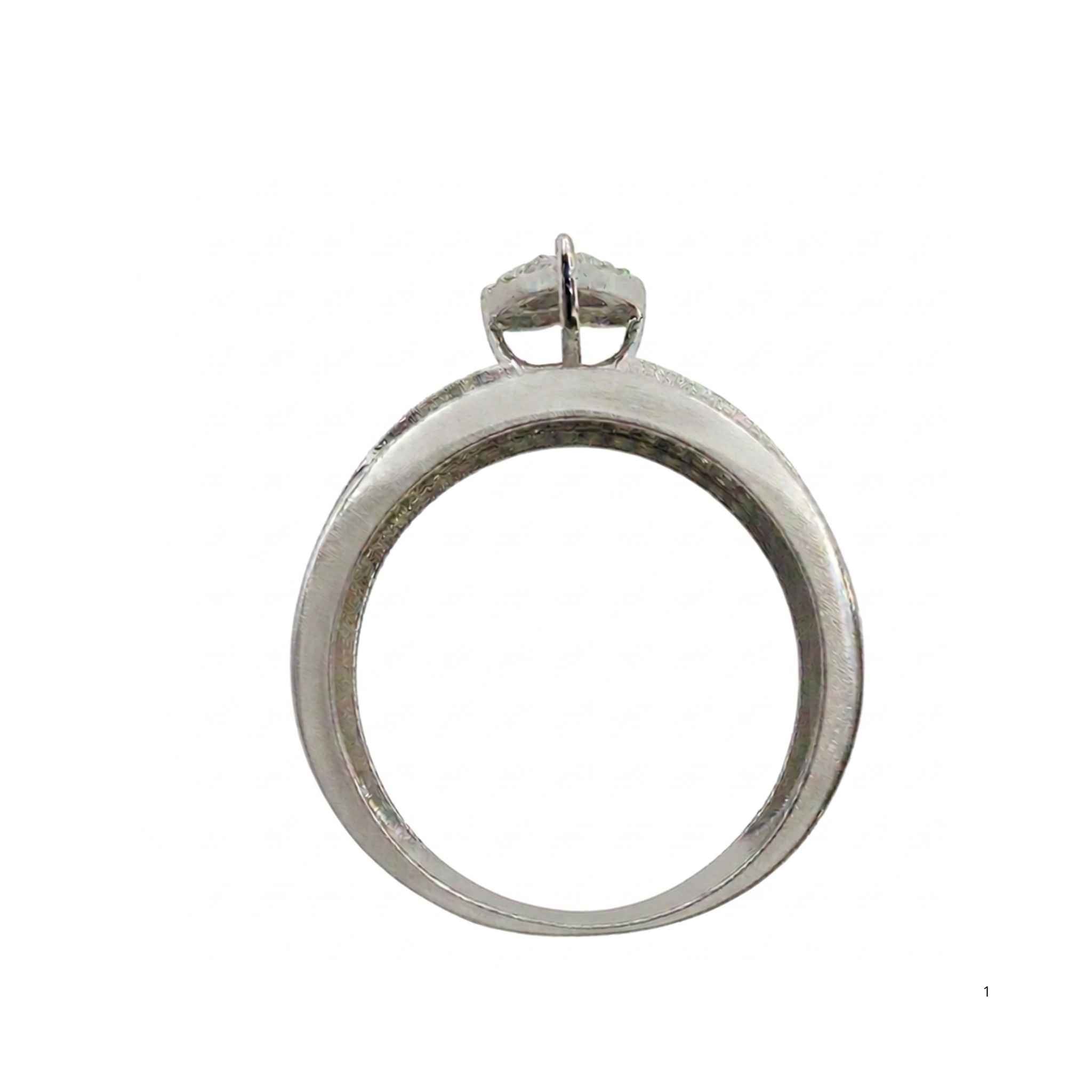 Anillo de compromiso de Plata 925 con corazón y circonias visto de perfil mostrando la montura lateral y el acabado con rodio · TuOro