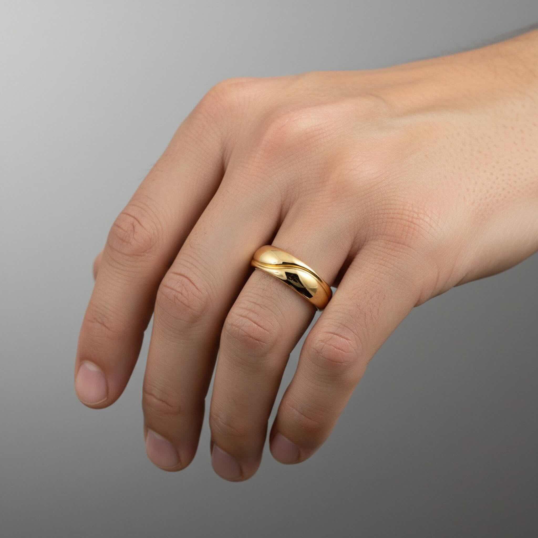 Anillos biselados de Oro 14K 6 mm de TuOro en mano masculina, mostrando ajuste cómodo y estilo moderno