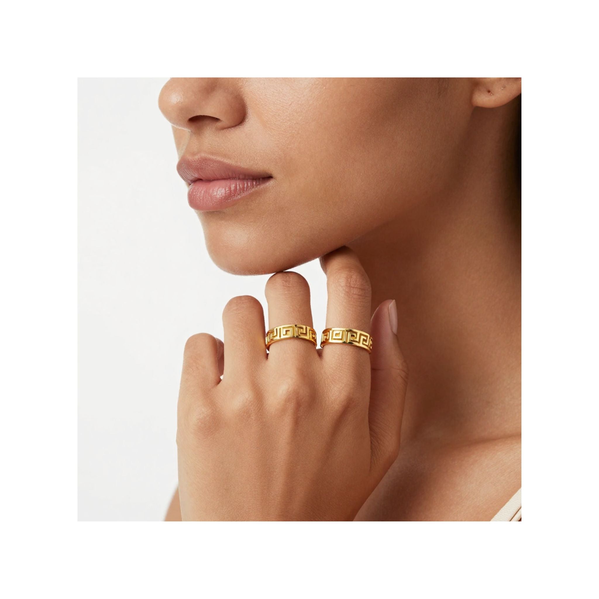 Anillo elegante en Oro 10K de TuOro® con diseño meandro geométrico, modelado en la mano de una mujer joven en foto de catálogo.