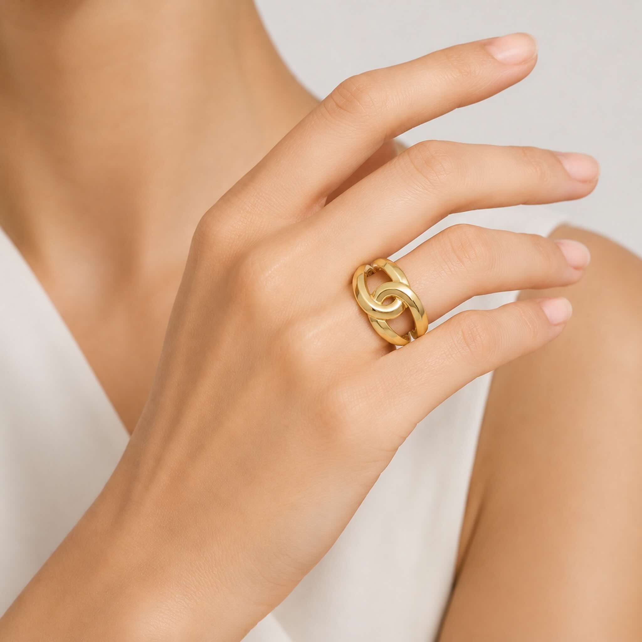 Anillo llamativo en Oro 10K con galería y diseño de nudo escultural pulido, lucido en la mano de una mujer, TuOro®.