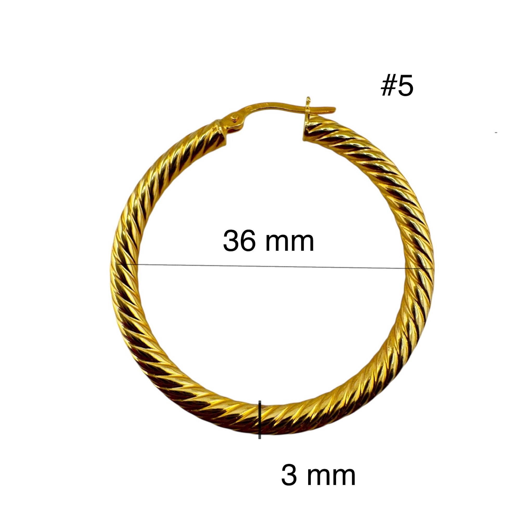 Arete argolla torcido en oro 14K de 36 mm de diámetro y 3 mm de grosor, diseño elegante estilo cuerda con cierre seguro, ideal para looks modernos y llamativos.