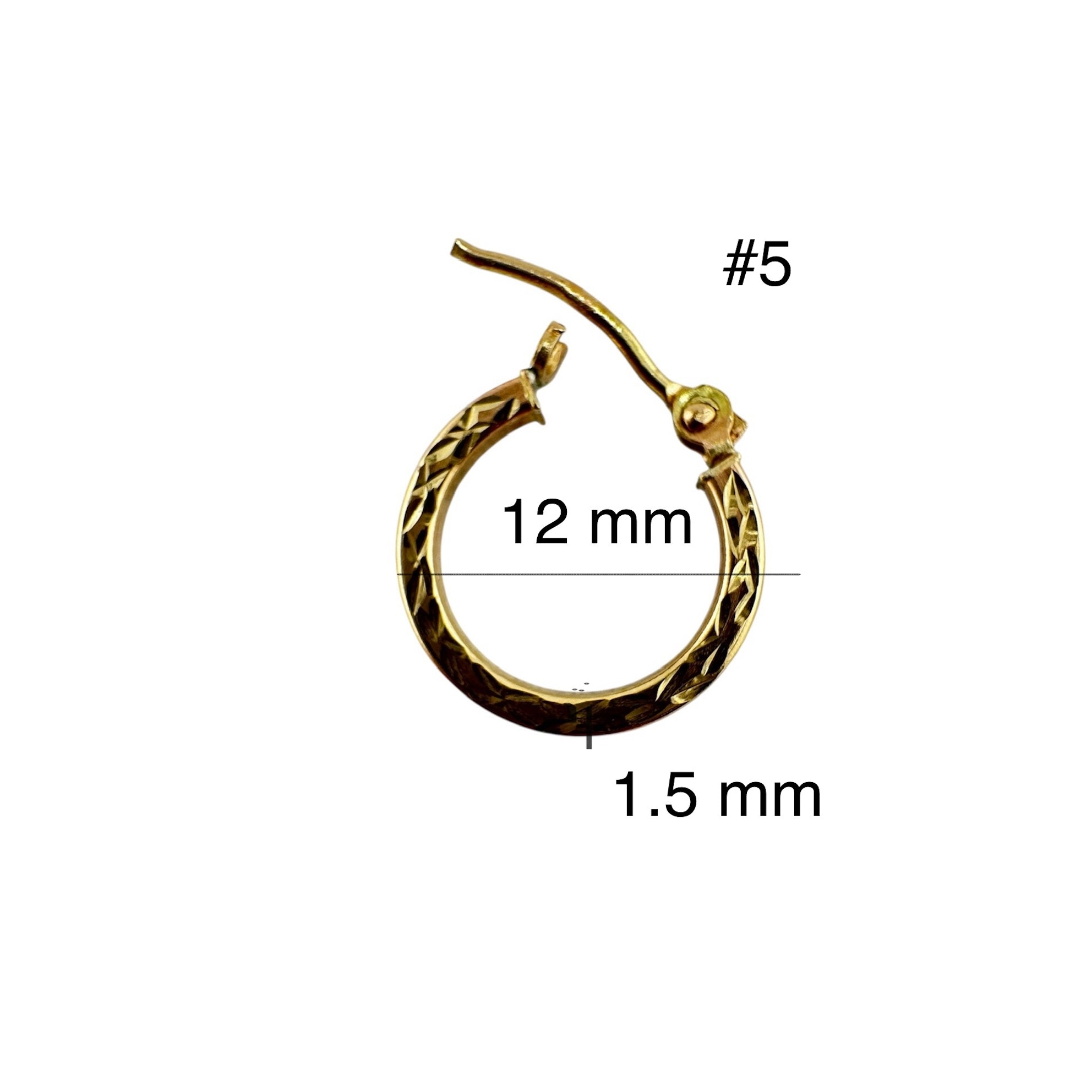 Arete argollita para niños en oro 14K, diseño texturizado con acabado en relieve. Medidas: 12 mm de diámetro y 1.5 mm de grosor. Argollita elegante, segura y perfecta para uso diario o regalo infantil.