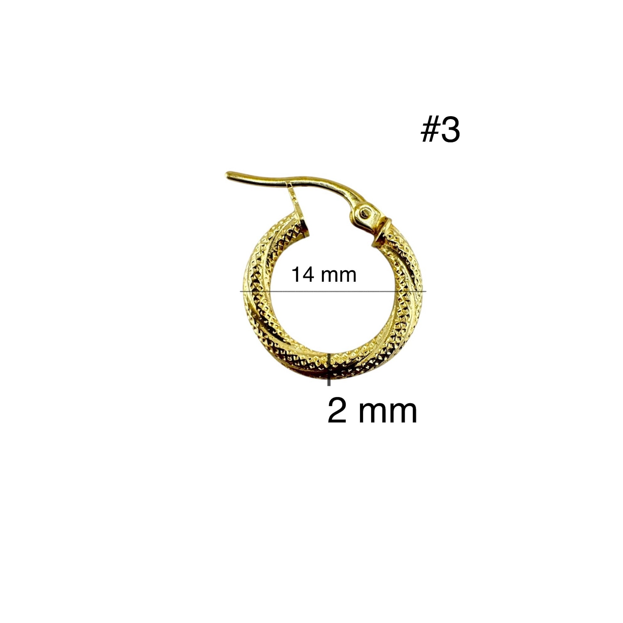 Arete argollita para niños en oro 14K, diseño diamantado con textura detallada. Medidas: 14 mm de diámetro y 2 mm de grosor. Argollita segura, elegante y perfecta para uso diario o regalo infantil.