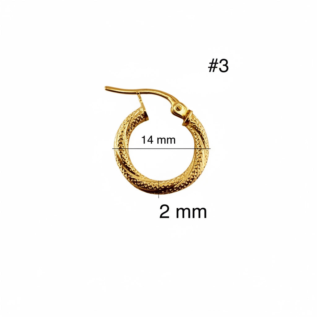 Arete argollita para niños en oro 14K, diseño diamantado con textura detallada. Medidas: 14 mm de diámetro y 2 mm de grosor. Argollita segura, elegante y perfecta para uso diario o regalo infantil.