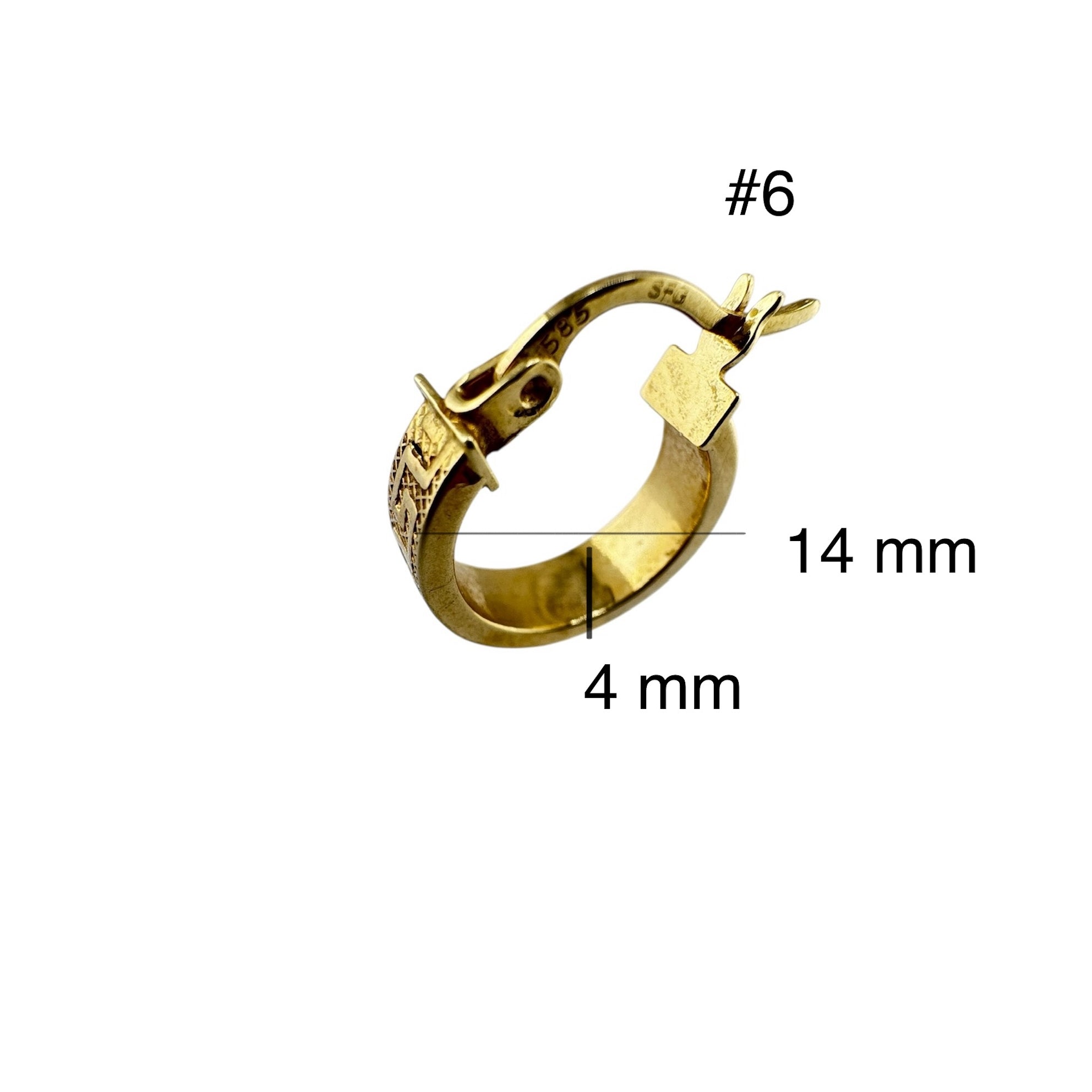 Arete argollita para niños en oro 14K, diseño meandro con patrón geométrico clásico. Medidas: 14 mm de diámetro y 4 mm de grosor. Elegante, seguro y perfecto como regalo infantil o para uso diario.