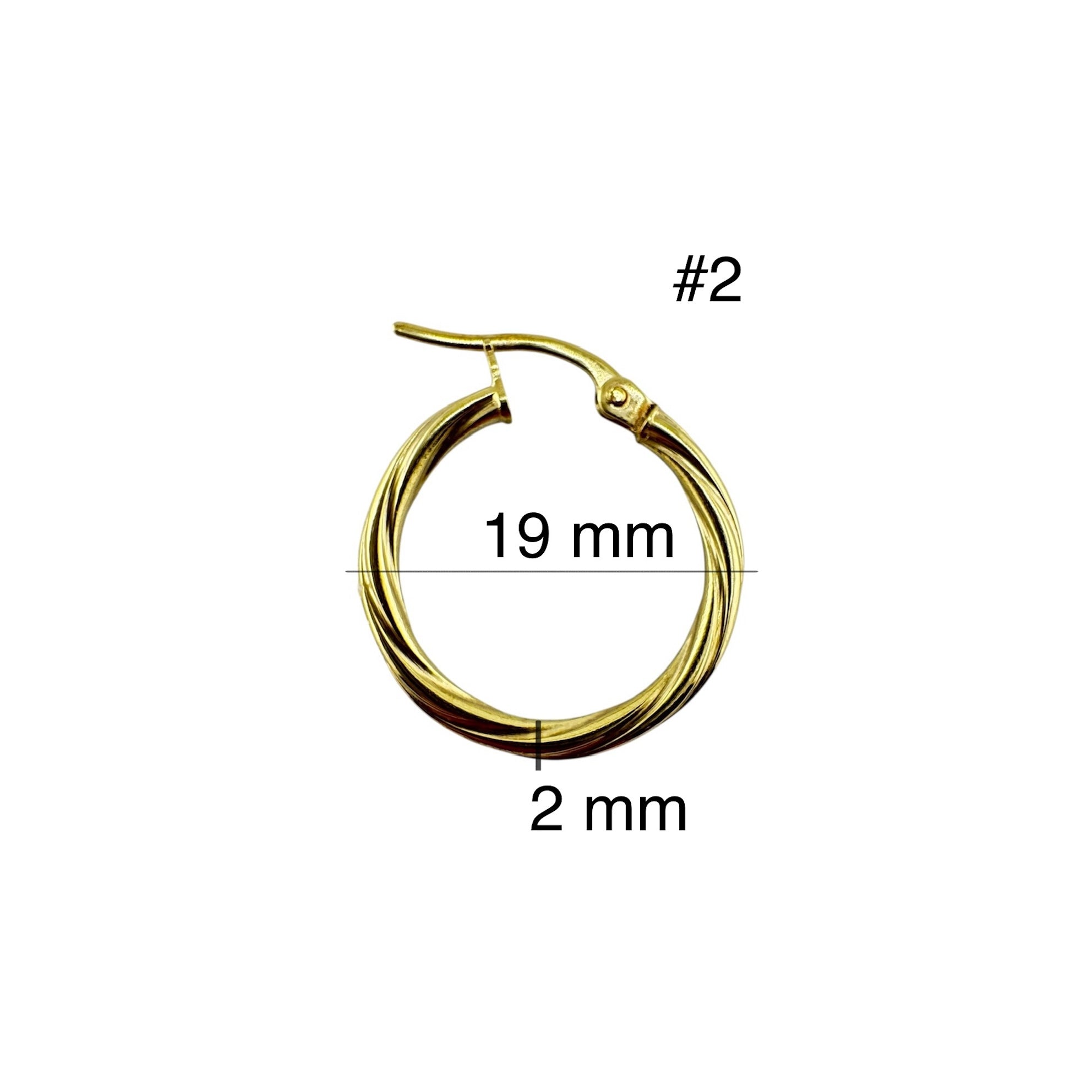 Arete argollita para niños en oro 14K, diseño de tres aros torcidos lisos. Medidas: 19 mm de diámetro y 2 mm de grosor. Argollita segura, elegante y cómoda para uso diario.